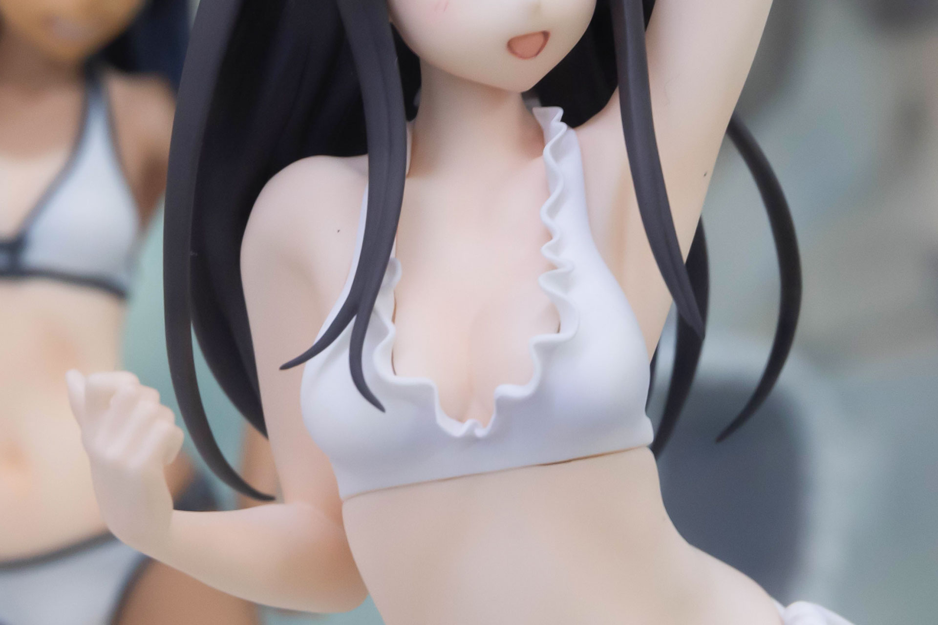 白い素肌に純白の水着が映える