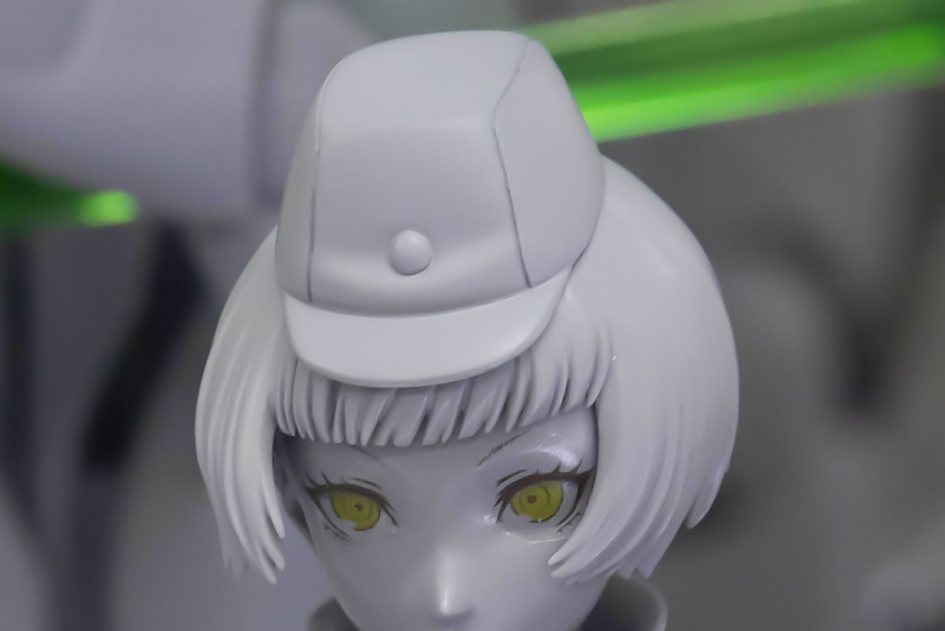 頭にはかなり小さめの帽子を被っている