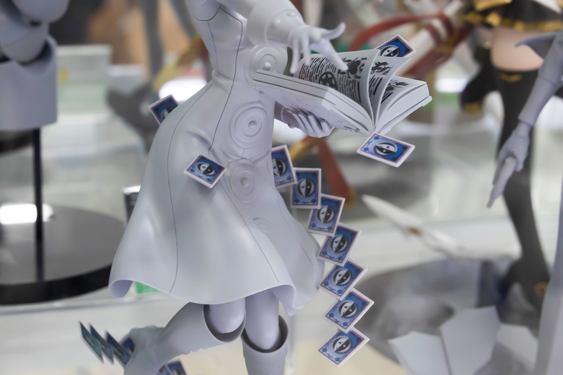 連なるようにタロットカードが散りばめられている