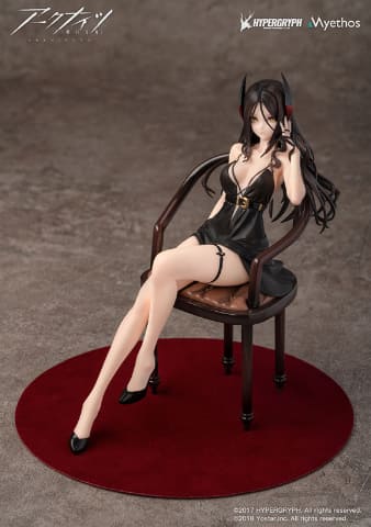 アークナイツ イネス フィギュア＆アクリルスタンド各種 アークナイツ」より黒色のドレスを纏ったイネスのフィギュアが