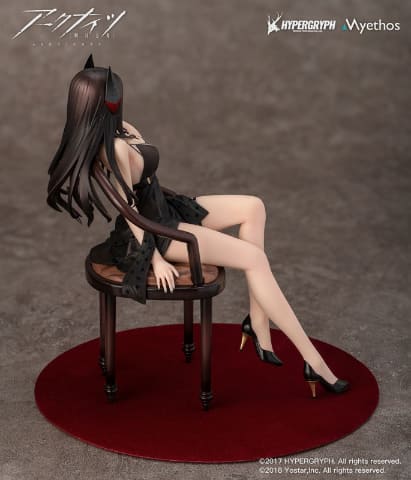 アークナイツ イネス フィギュア＆アクリルスタンド各種 アークナイツ」より黒色のドレスを纏ったイネスのフィギュアが