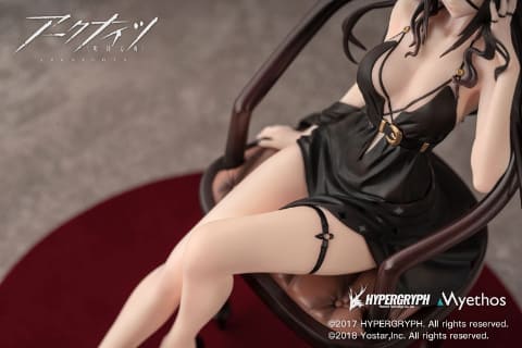 アークナイツ」より黒色のドレスを纏ったイネスのフィギュアが