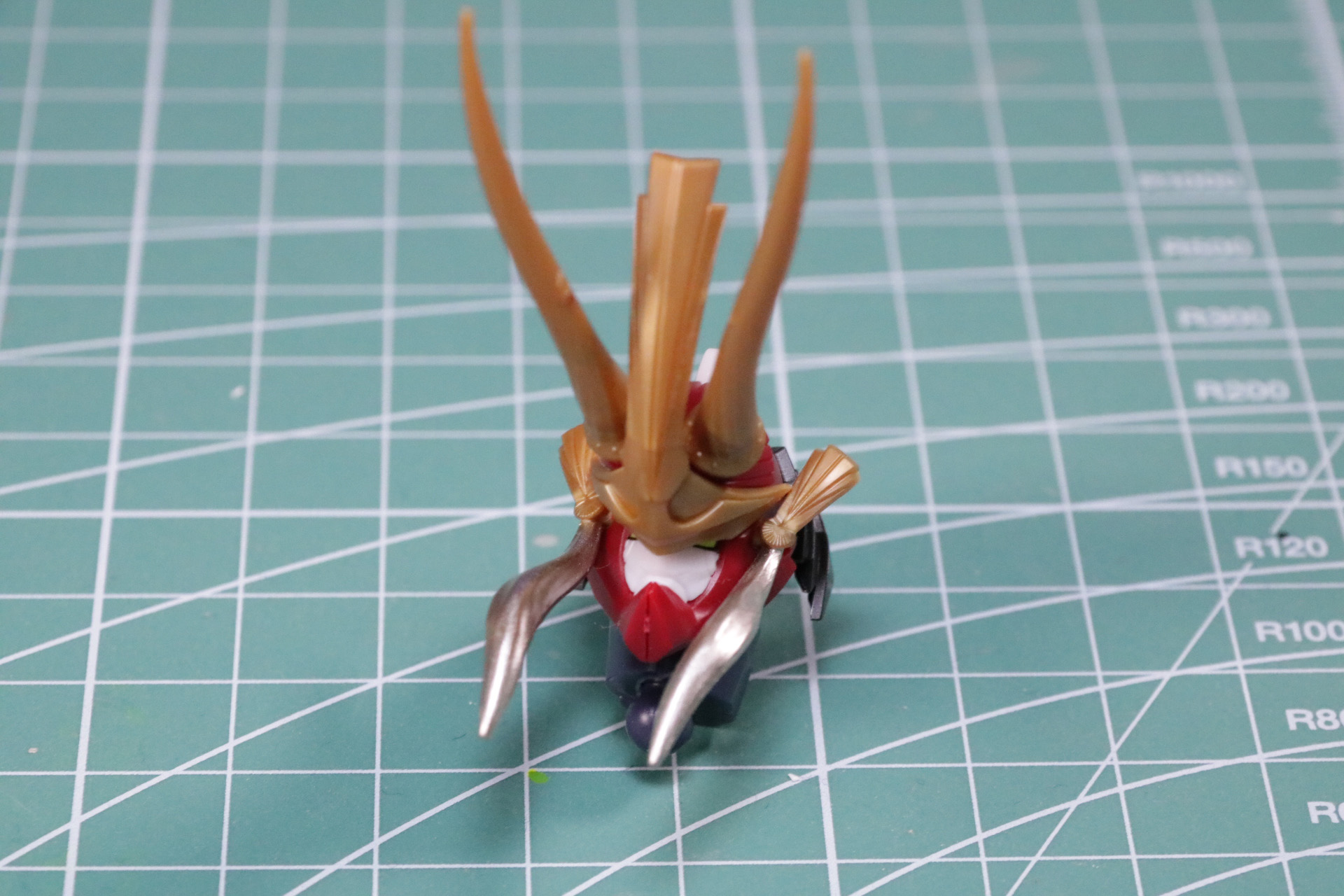 フェイスパーツと側頭部の飾りは塗装済みパーツが使用されている