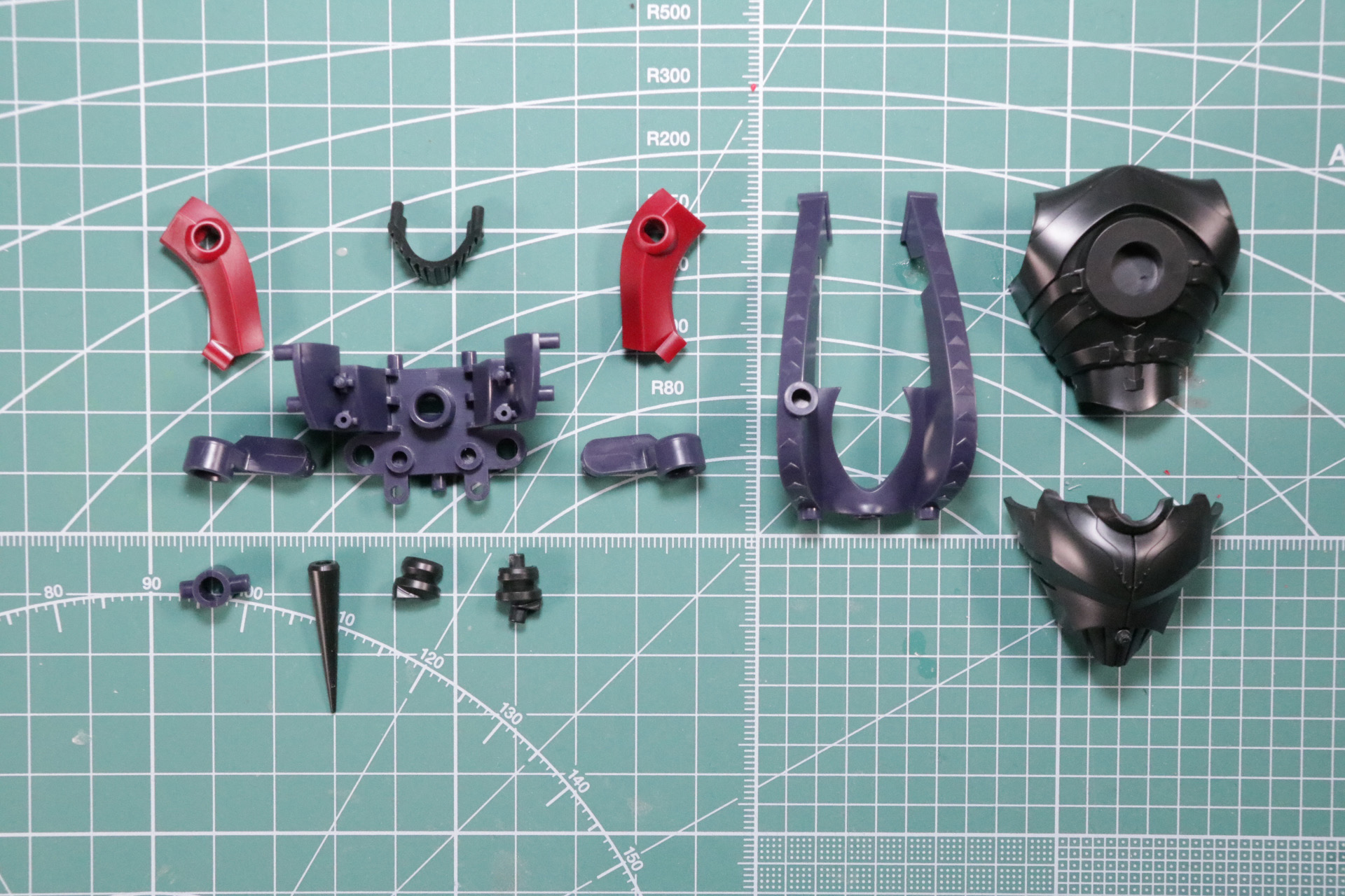 胴の流れるようなラインに針のような装飾と攻撃的なデザインが再現されている