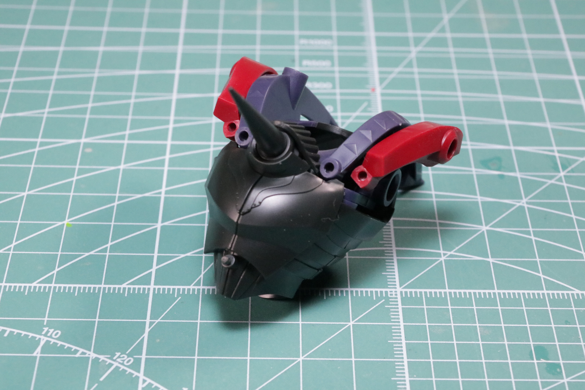 胴の流れるようなラインに針のような装飾と攻撃的なデザインが再現されている