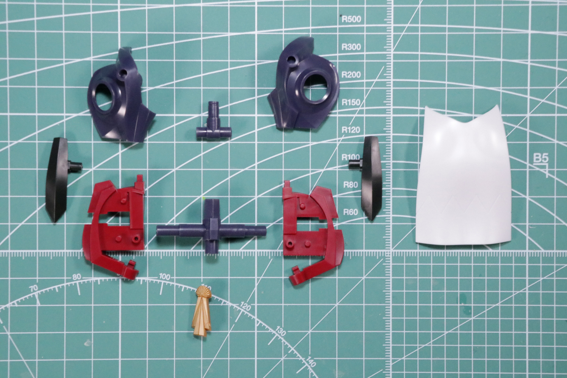 組み立てはシンプル。一方で股関節がすっきりしているため可動が期待できる