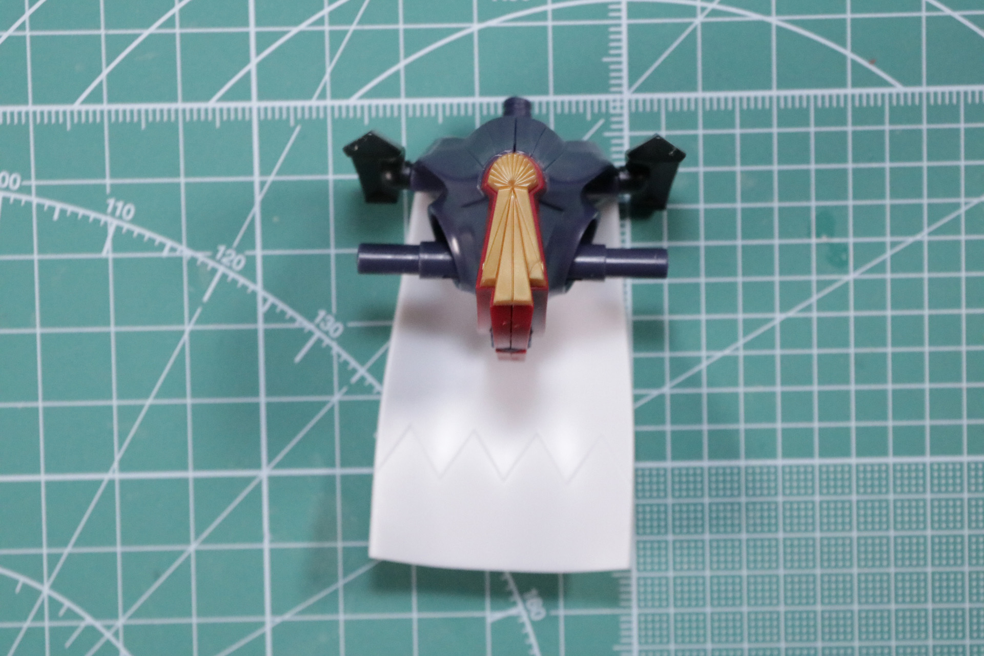 組み立てはシンプル。一方で股関節がすっきりしているため可動が期待できる