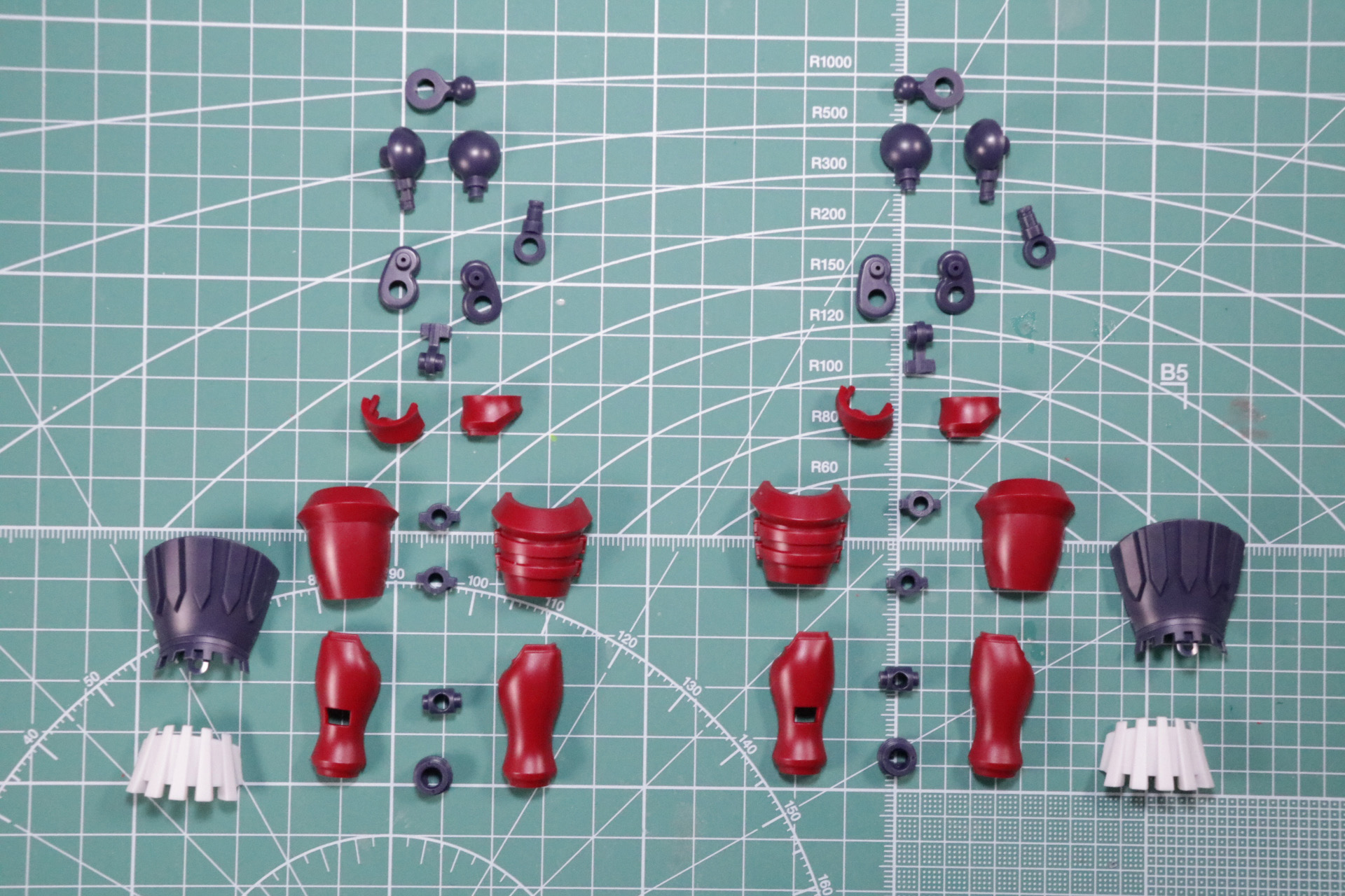 腕部は細かいパーツを使用しつつ、腕の可動を確保している