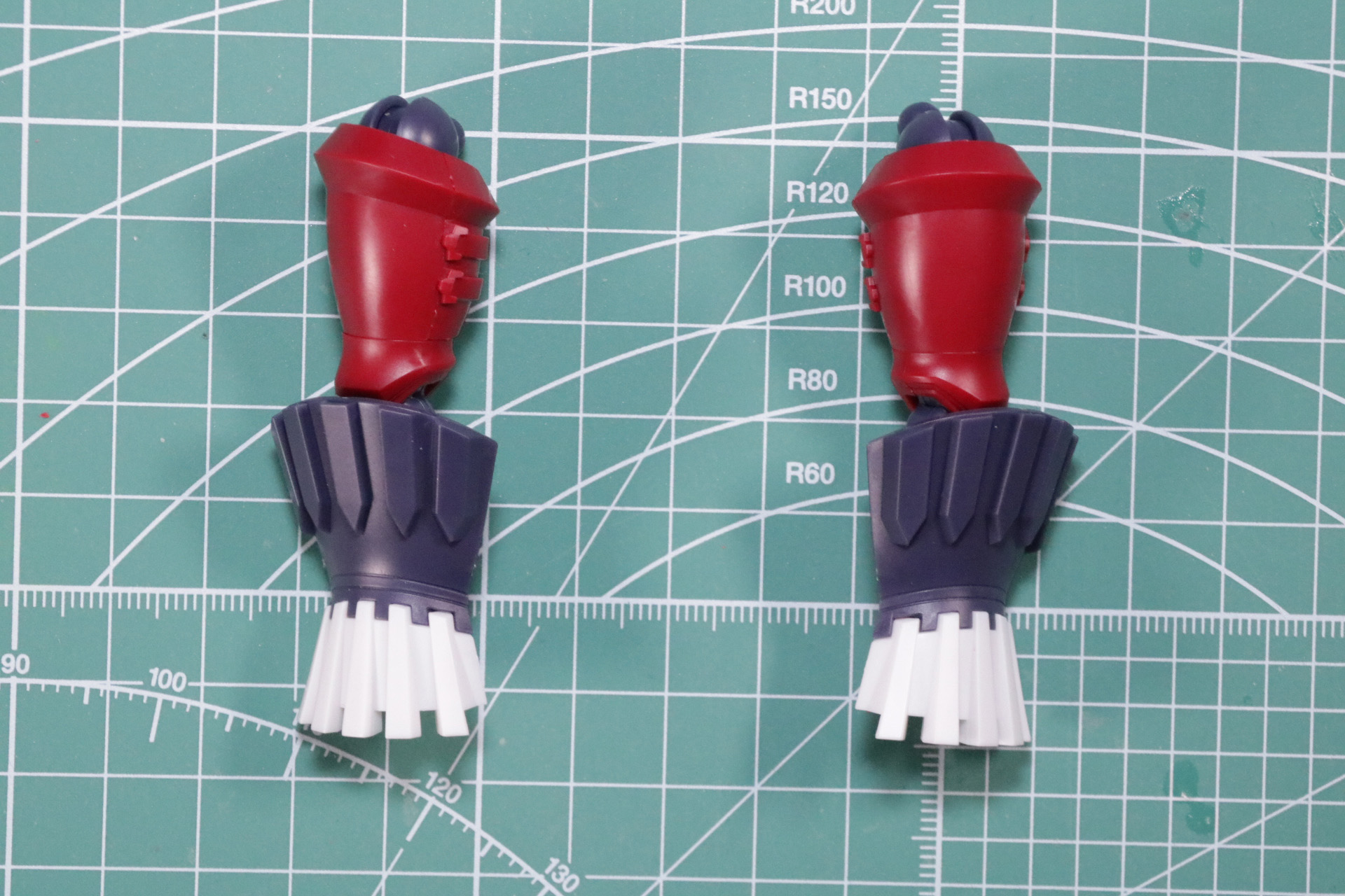 腕部は細かいパーツを使用しつつ、腕の可動を確保している