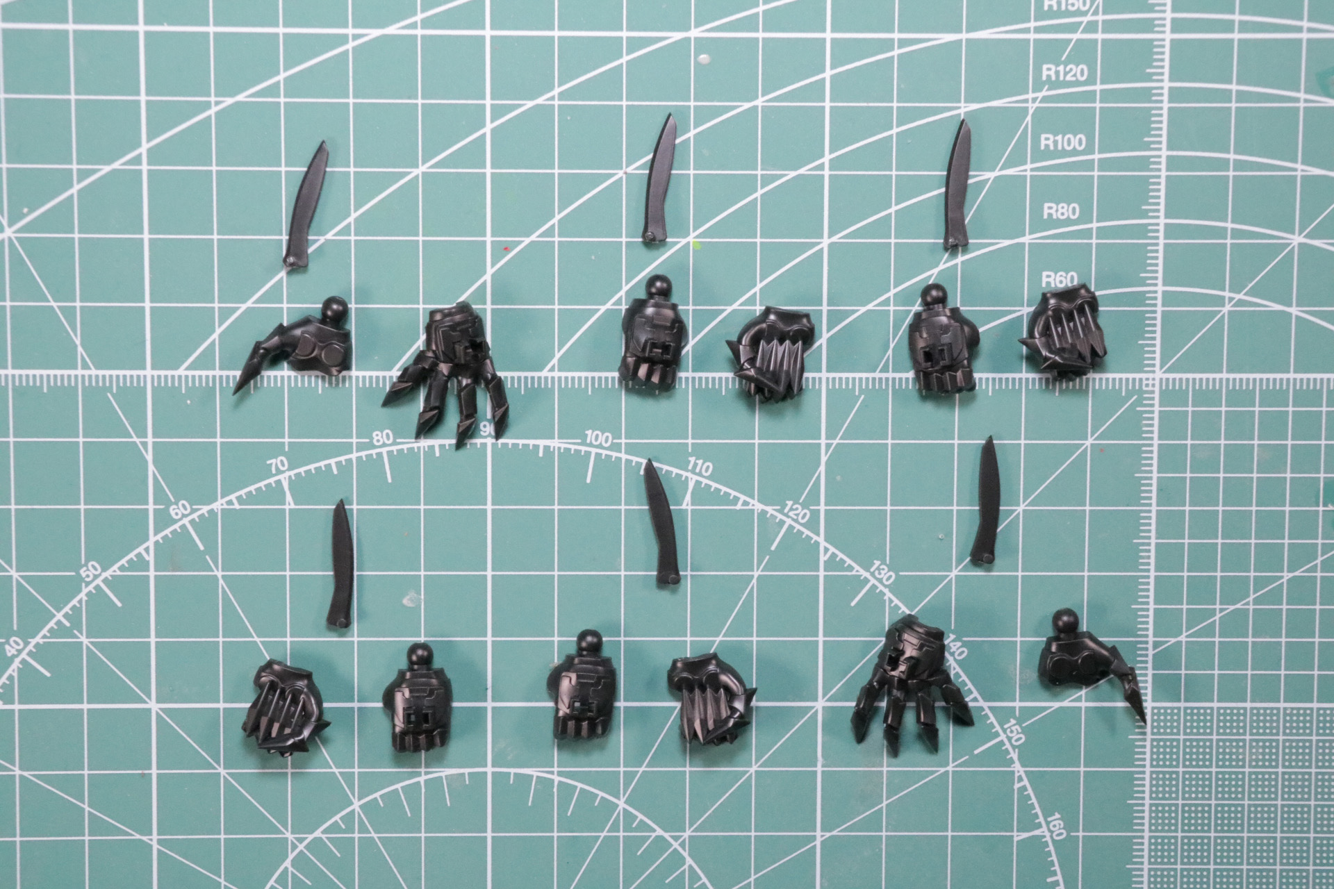 手首パーツは左右セットで3種