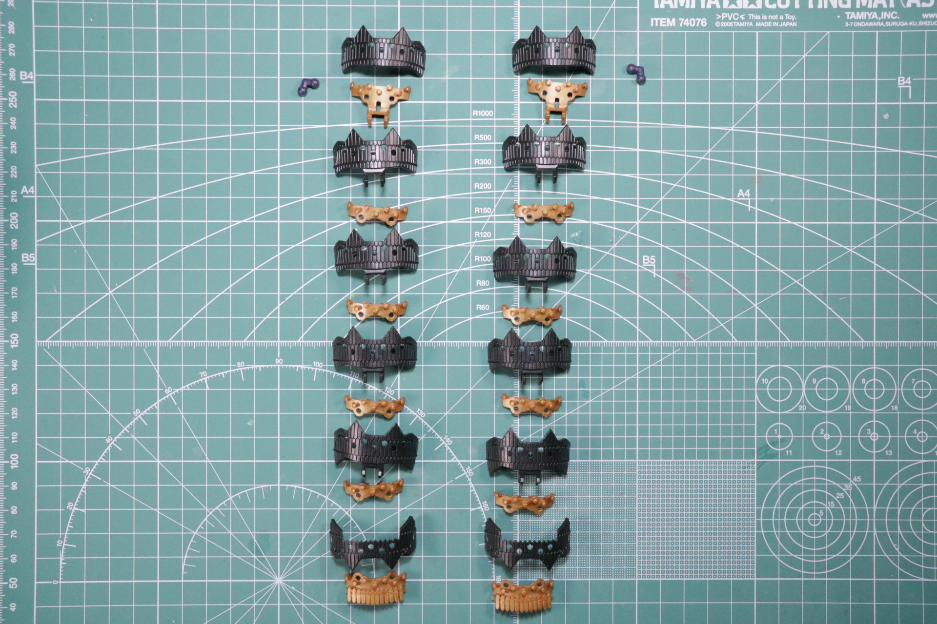 瓦屋根のように重ねた大袖のようなデザイン。色分け表現もされている