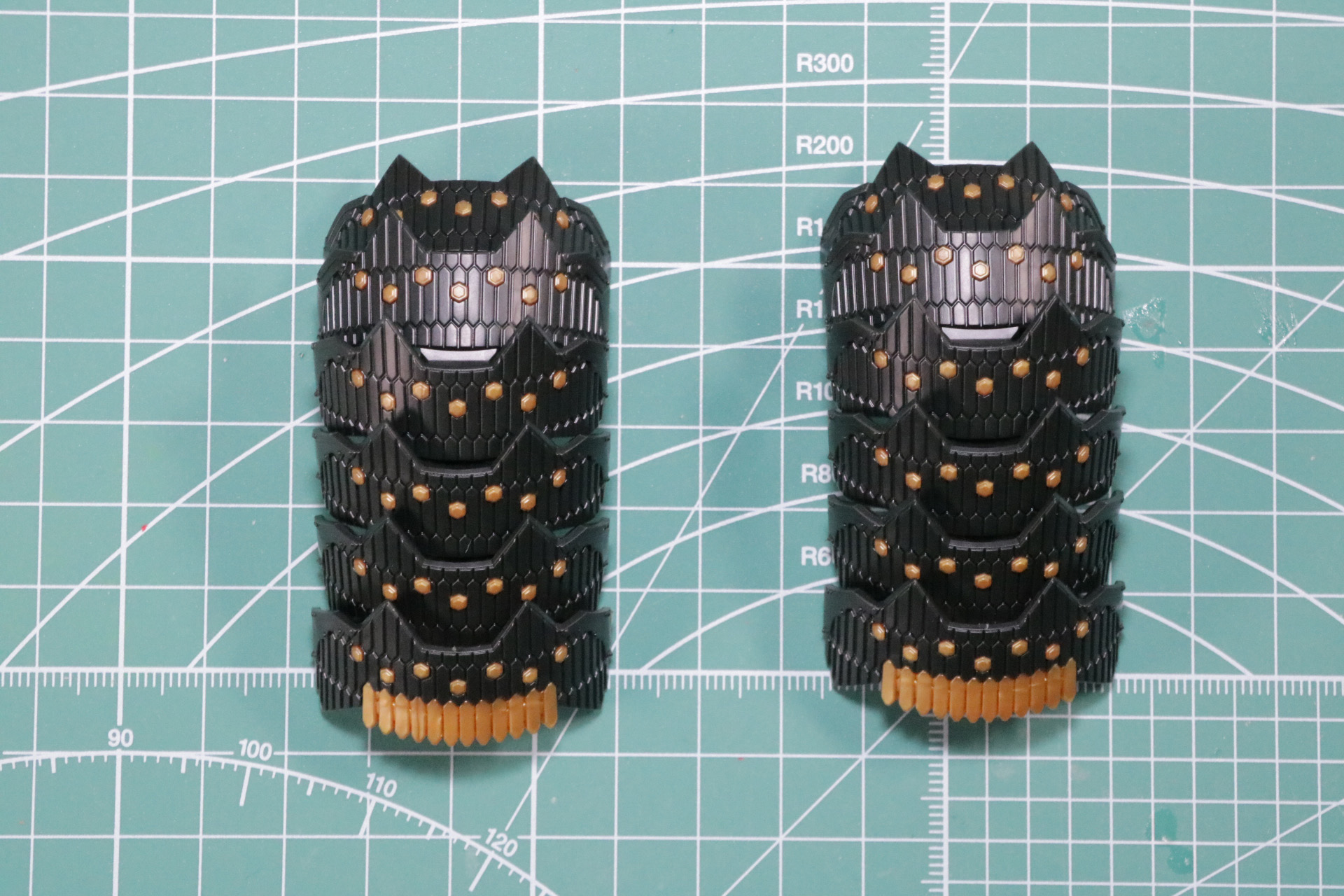 瓦屋根のように重ねた大袖のようなデザイン。色分け表現もされている