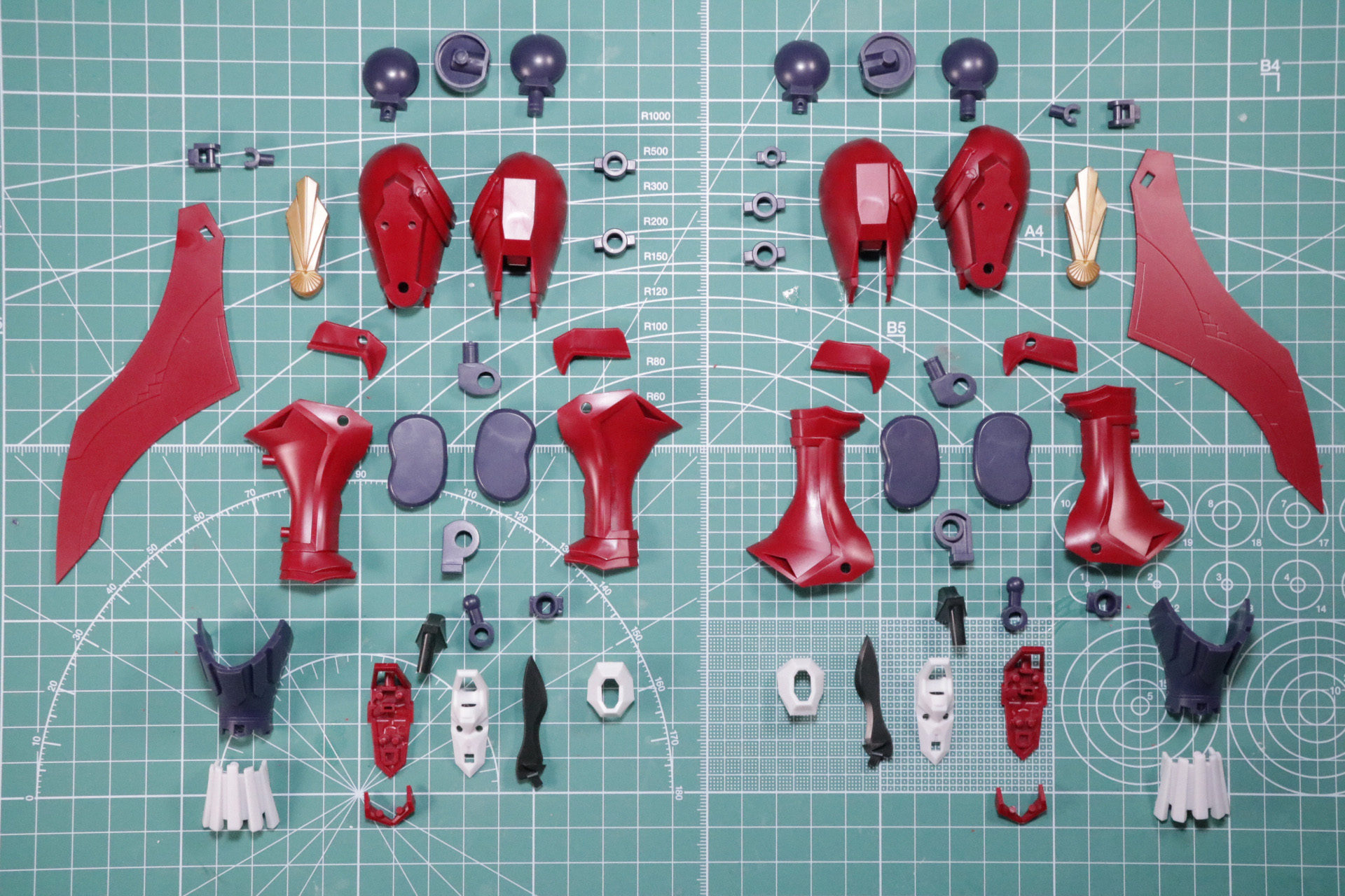 脚部はどっしりとしたデザイン再現に加え、膝関節、足首などの可動も確保されている