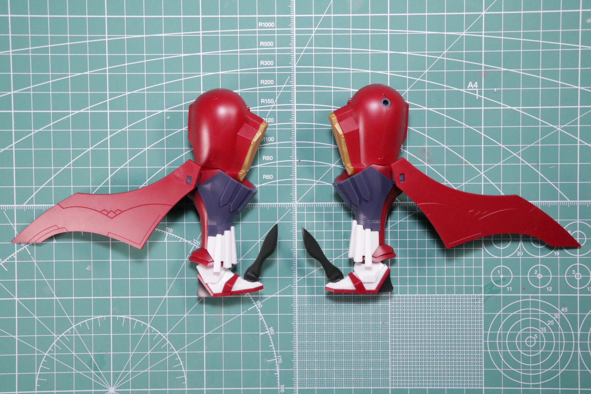 脚部はどっしりとしたデザイン再現に加え、膝関節、足首などの可動も確保されている