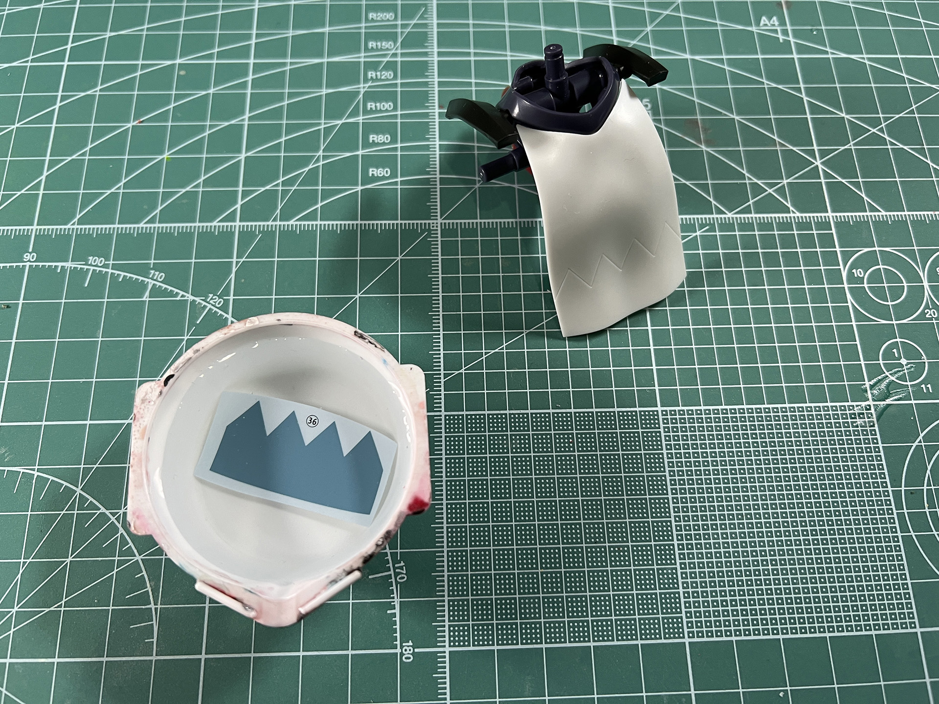 水転写デカールをカットして水に浸し、指定の箇所に移していく