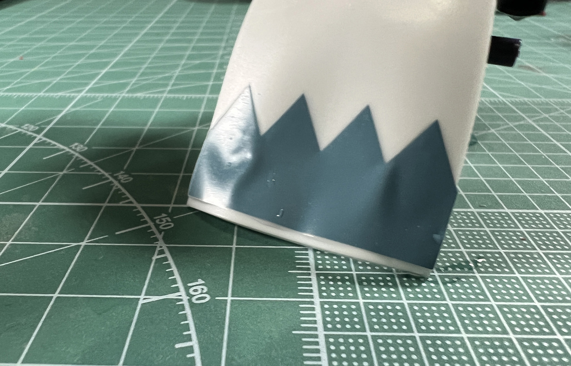 水転写デカールをカットして水に浸し、指定の箇所に移していく