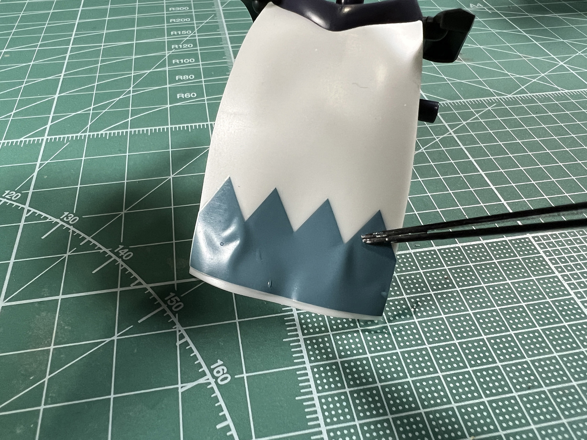 ピンセットで位置を調整し、綿棒を転がしながら余分な水分を拭き取っていく