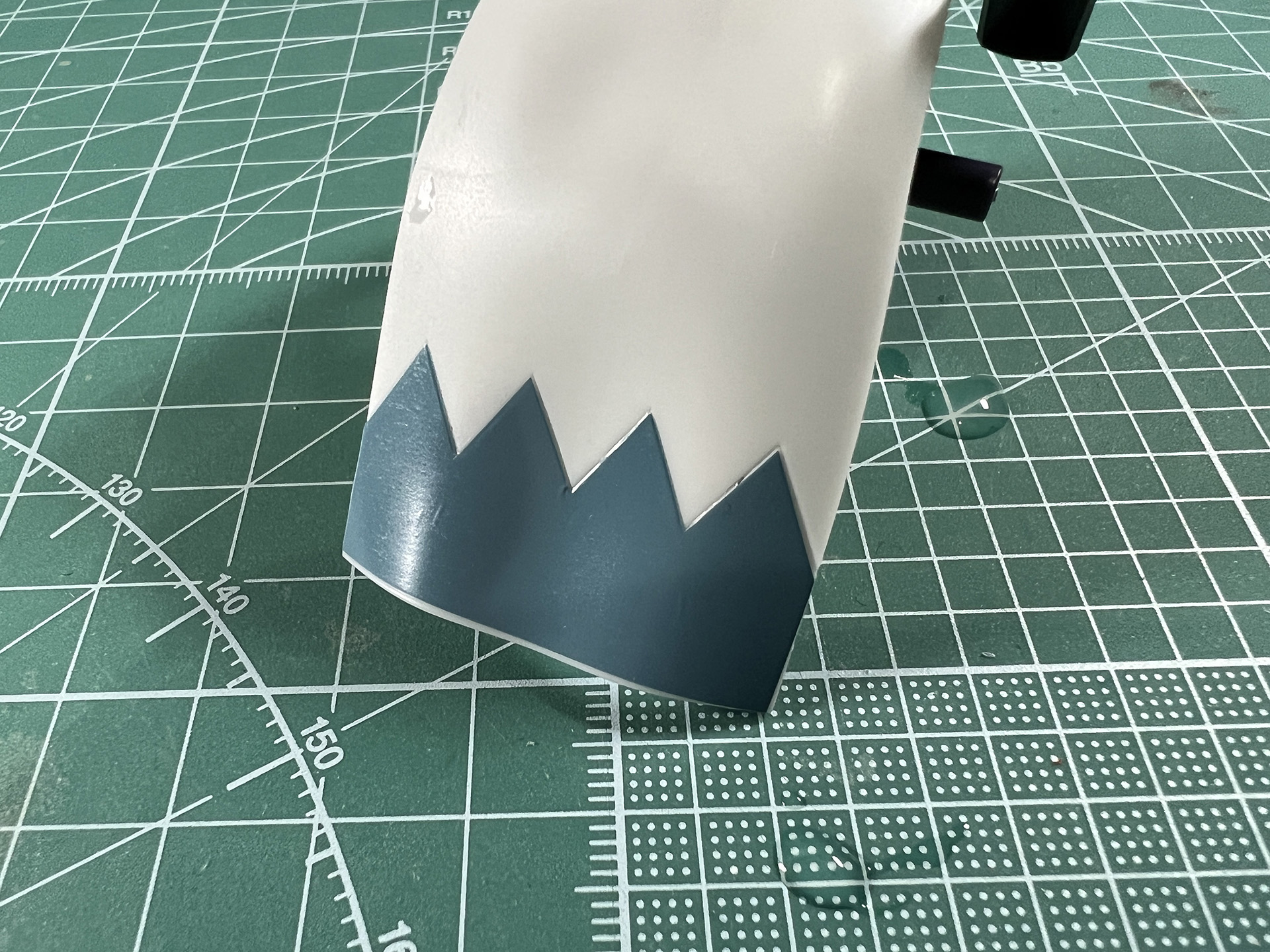 ピンセットで位置を調整し、綿棒を転がしながら余分な水分を拭き取っていく