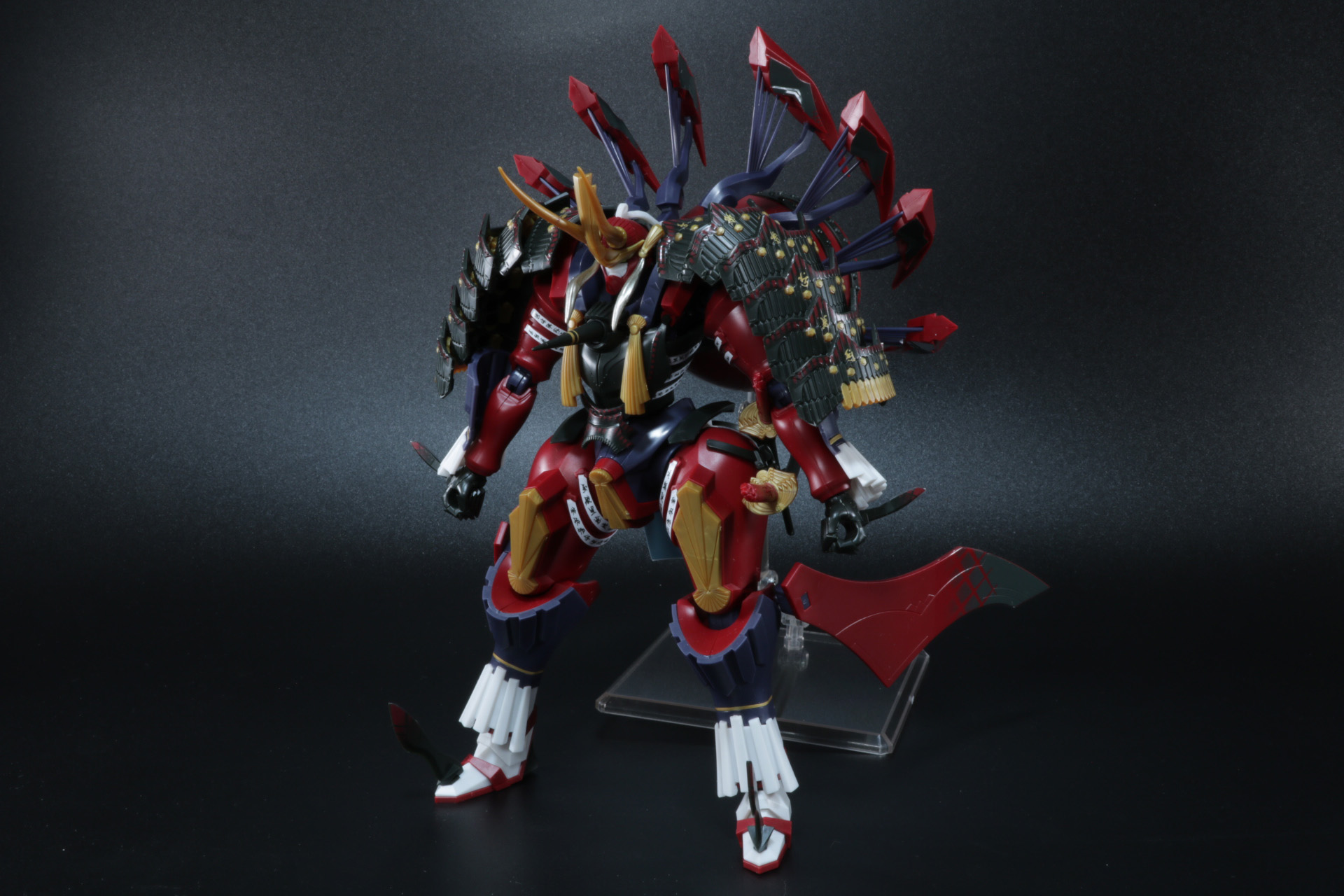 鎧武者らしい大袖や合当理、脚部の翼と圧巻のビジュアル