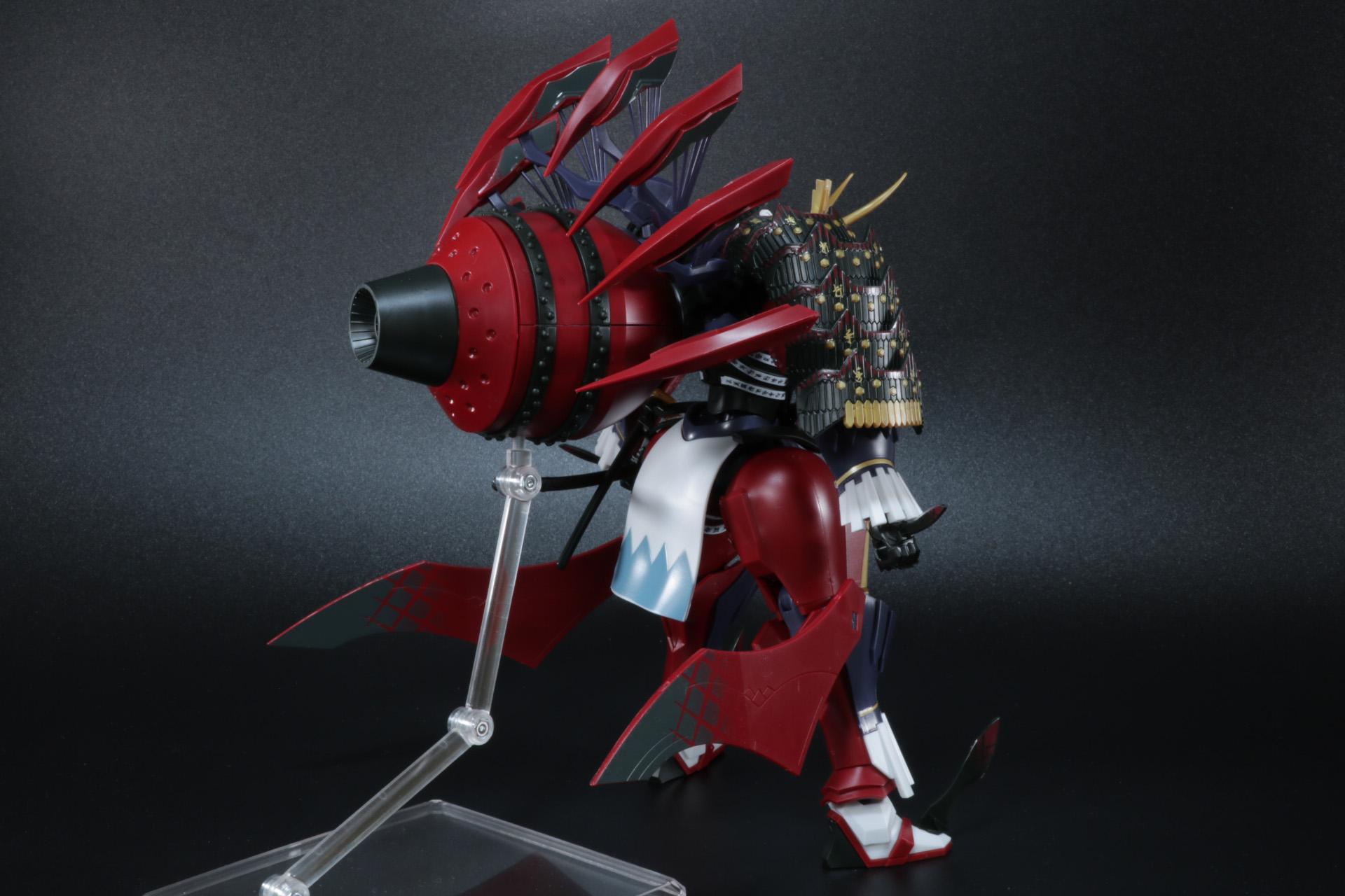 頭部の兜も鬼のような威圧的な造形が再現されている