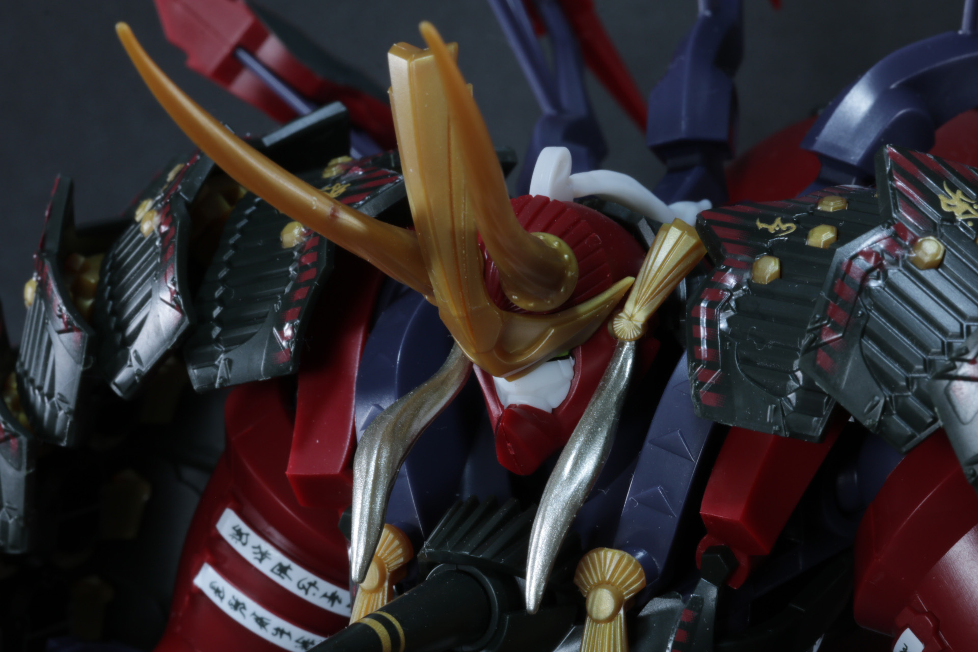 頭部の兜も鬼のような威圧的な造形が再現されている