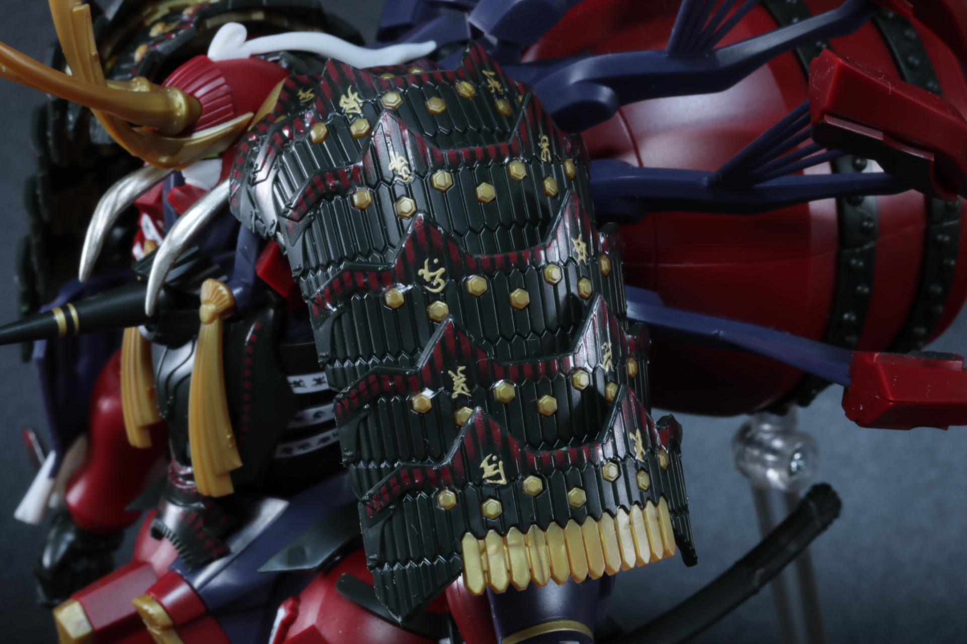 大袖には水転写デカールによって縁取りの色分けがされている