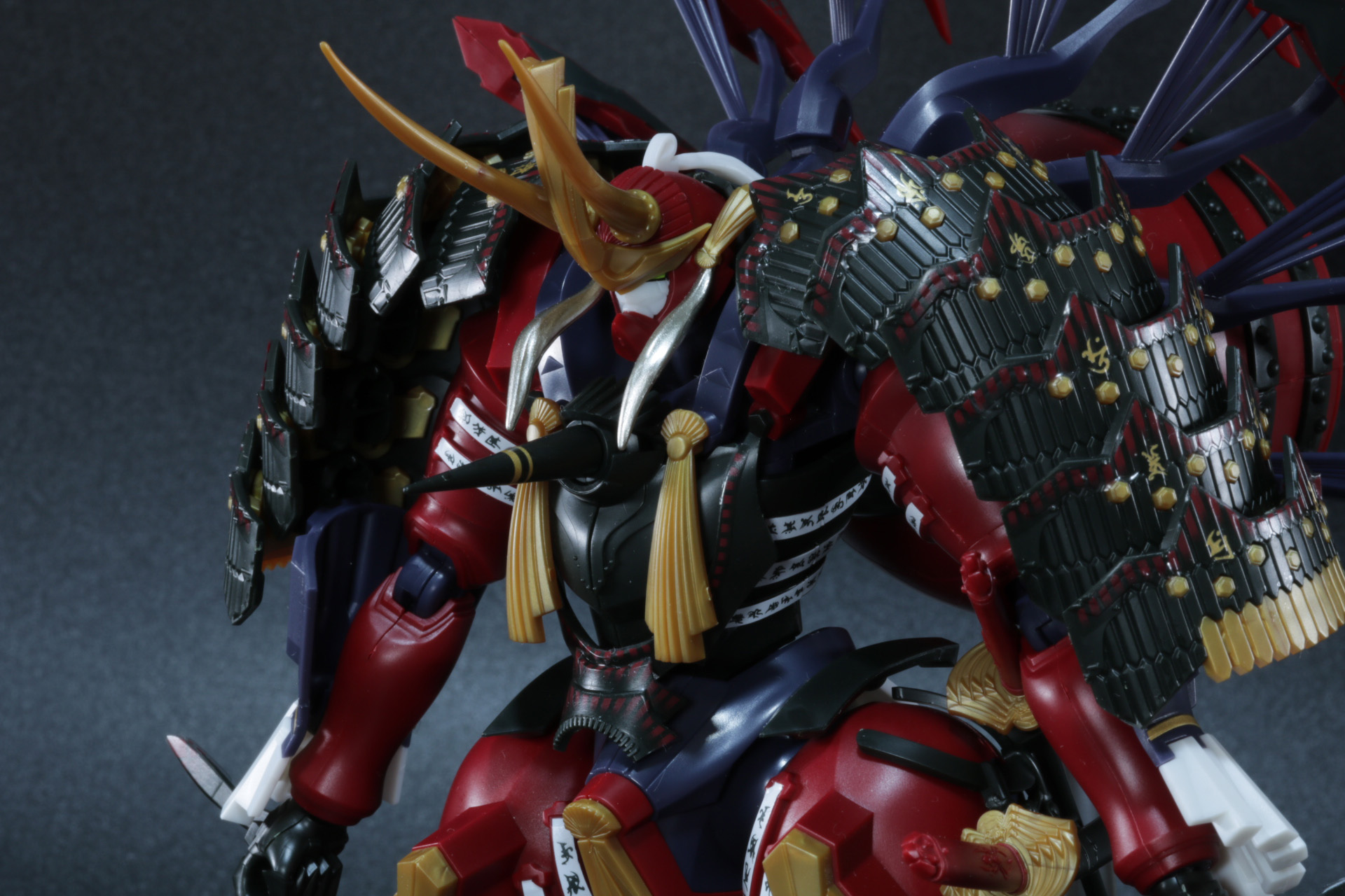 胴周りにも水転写デカールがあり、ディテールがアップ