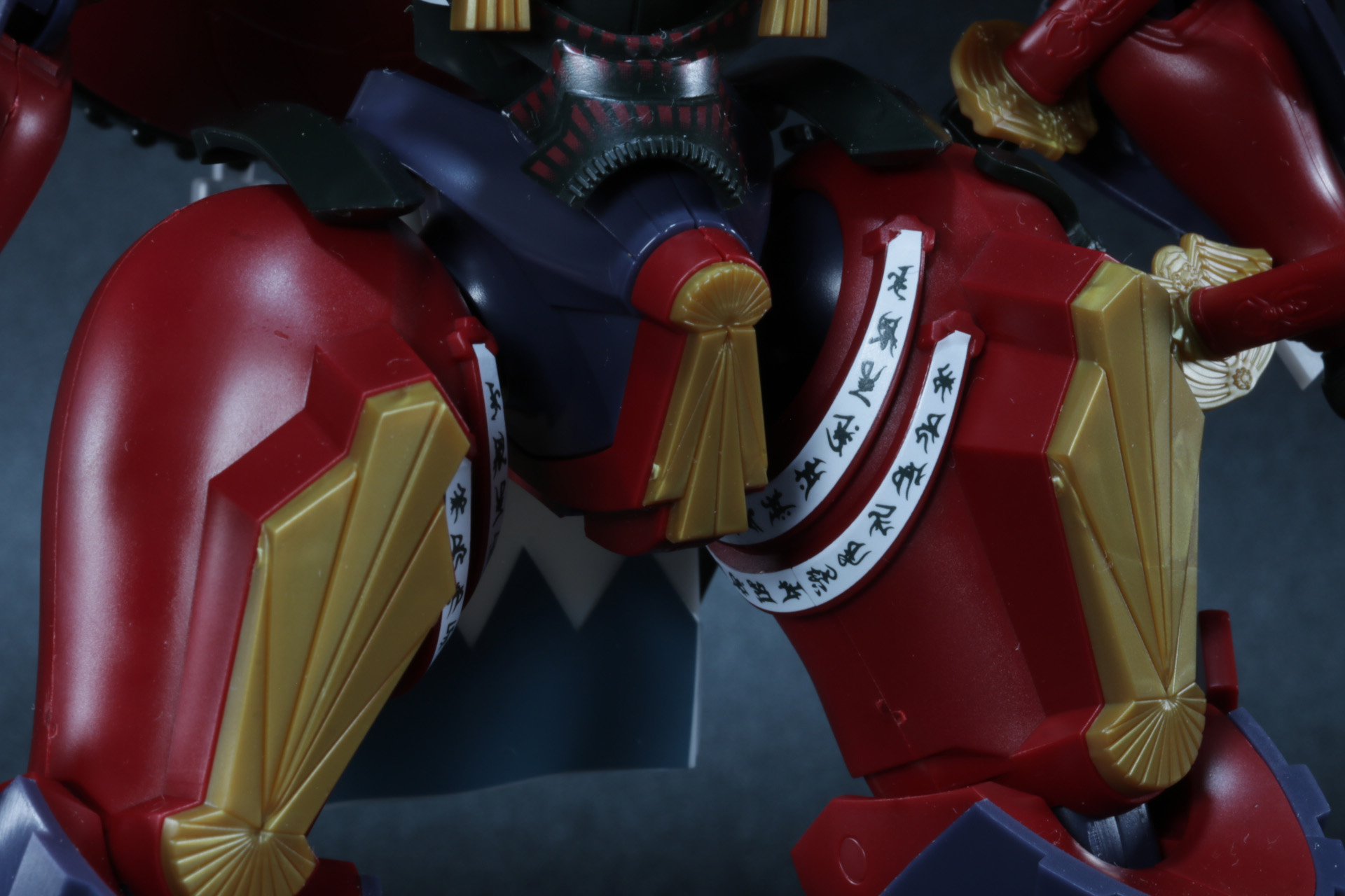 厳つい脛当や鋭いつま先も再現されている