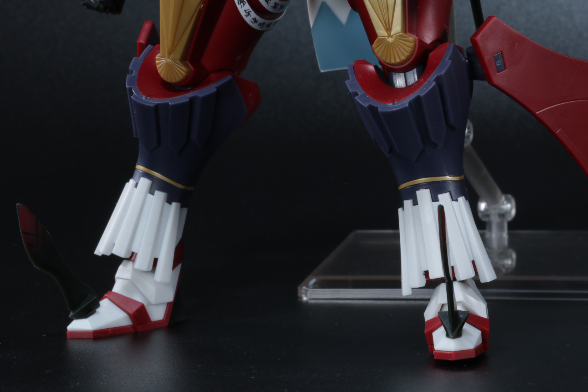 厳つい脛当や鋭いつま先も再現されている