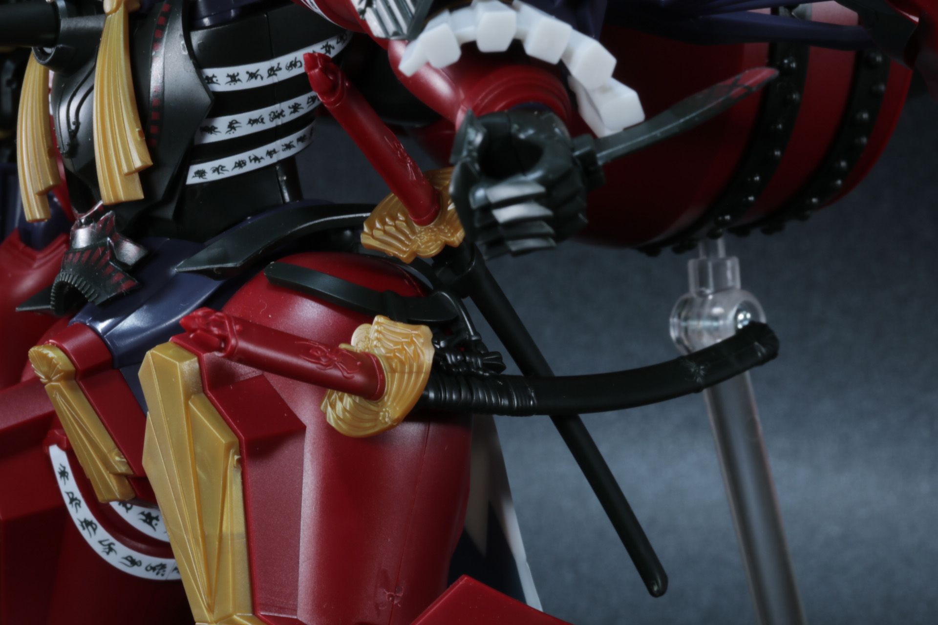 脇差、太刀も左脚部に携行