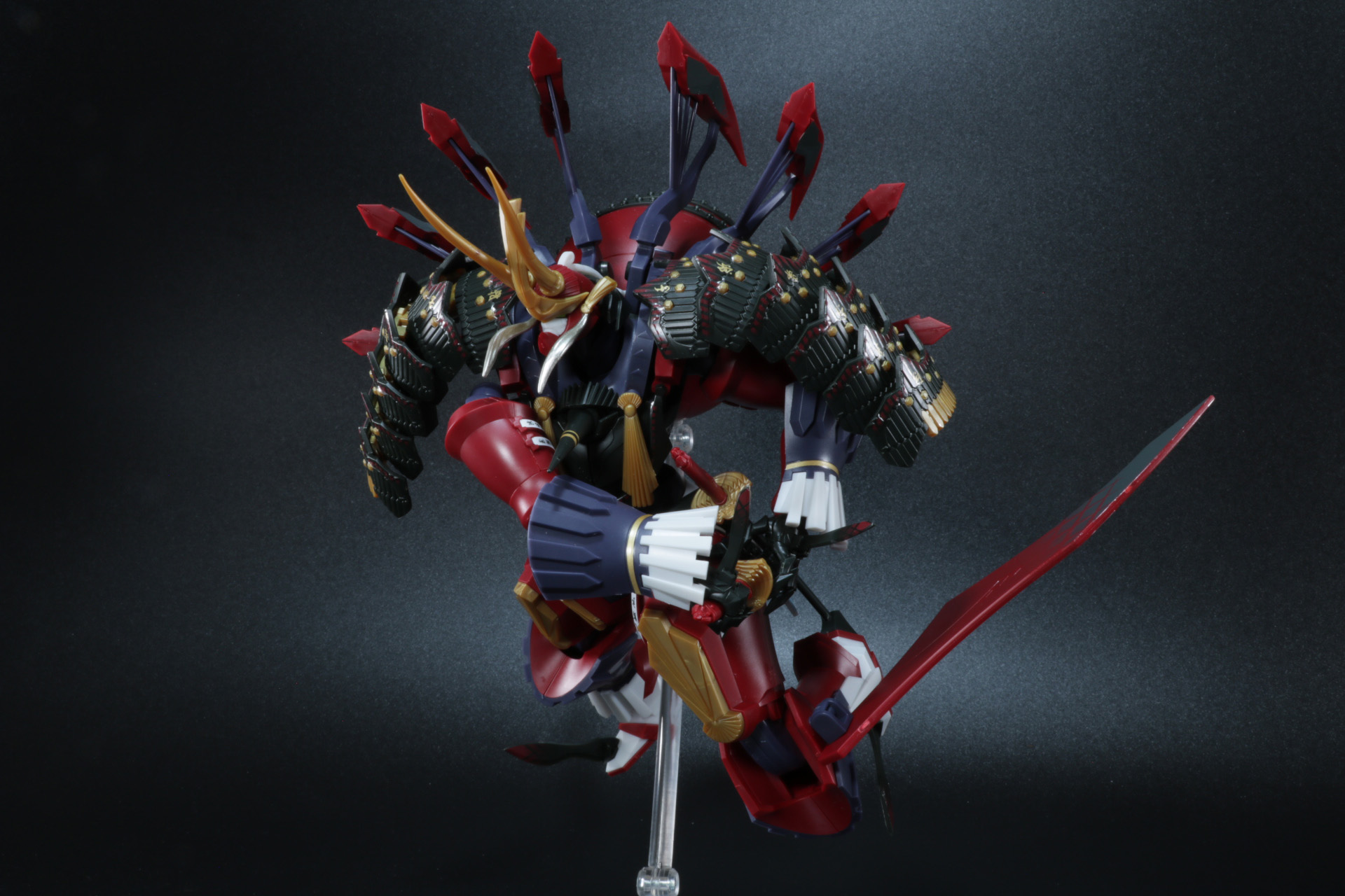 左脚部の太刀に腕を回すことができる