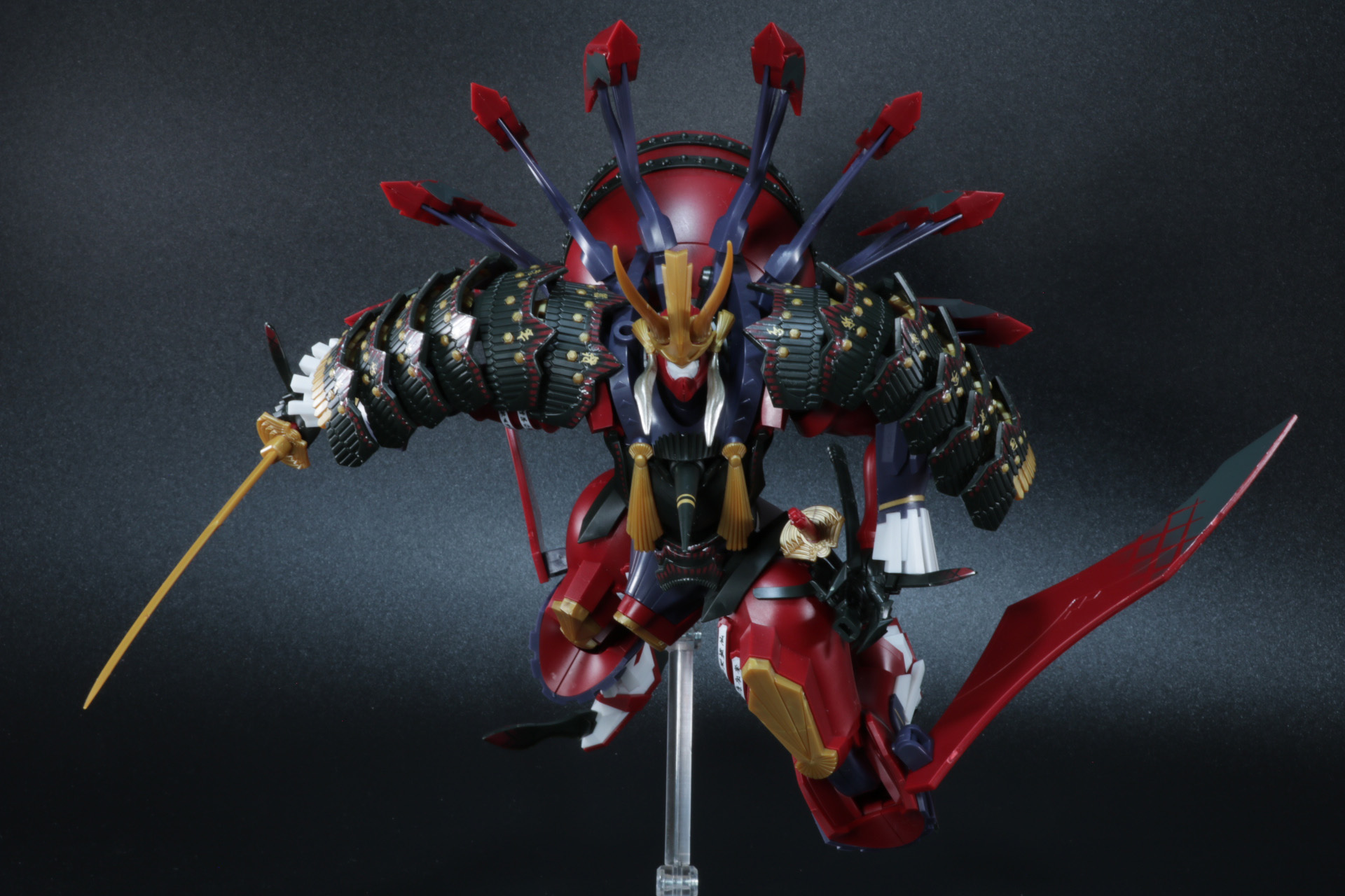 大見得を切るようなダイナミックなポージングも可能