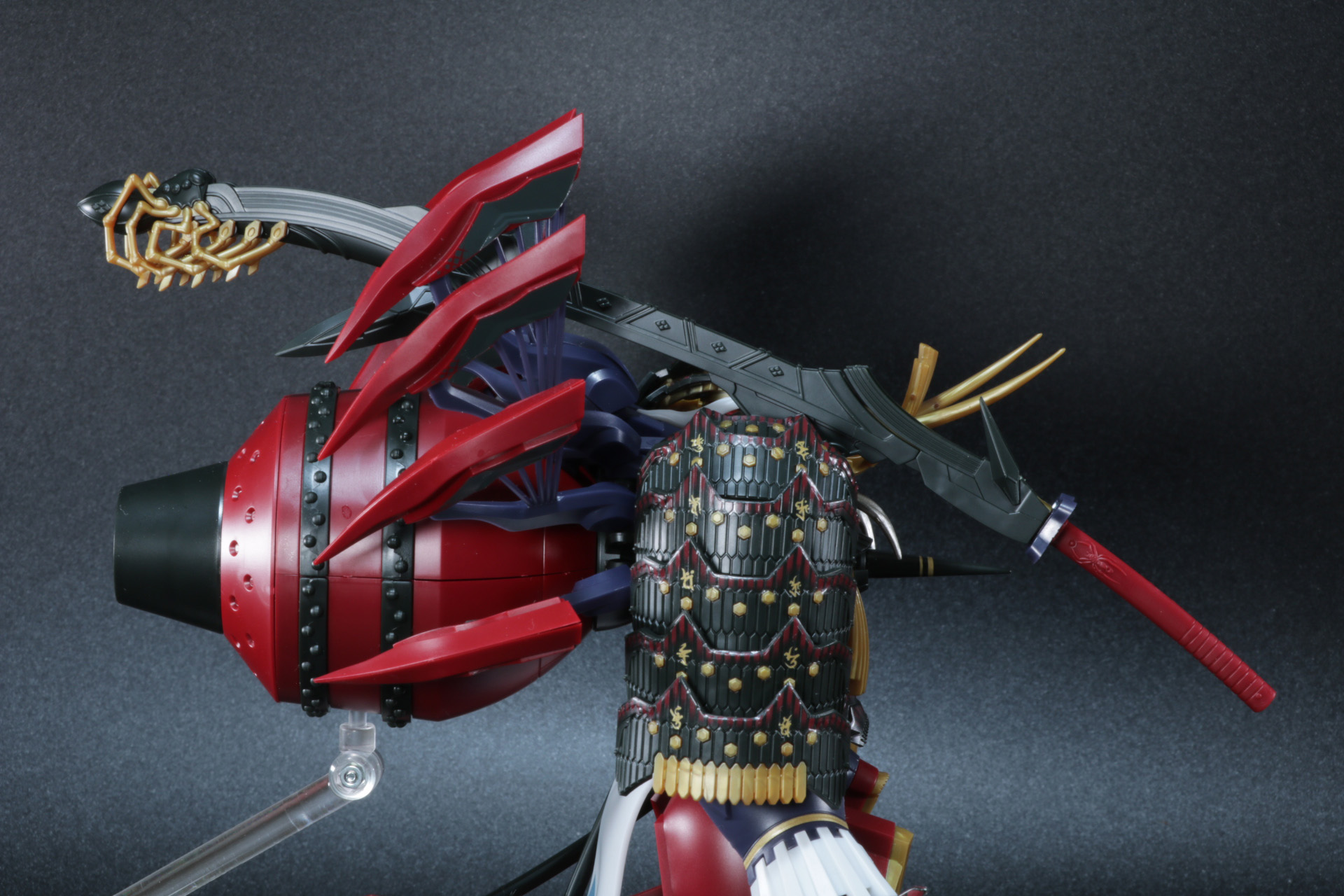 鞘は合当理まで伸びるインパクトあるサイズ感