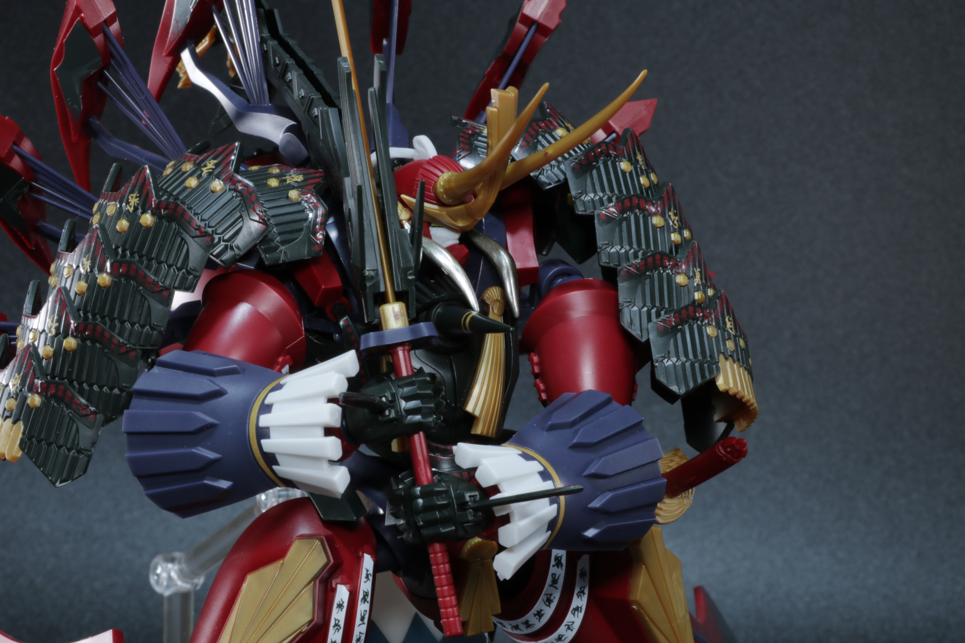 野太刀を振り下ろすアクション