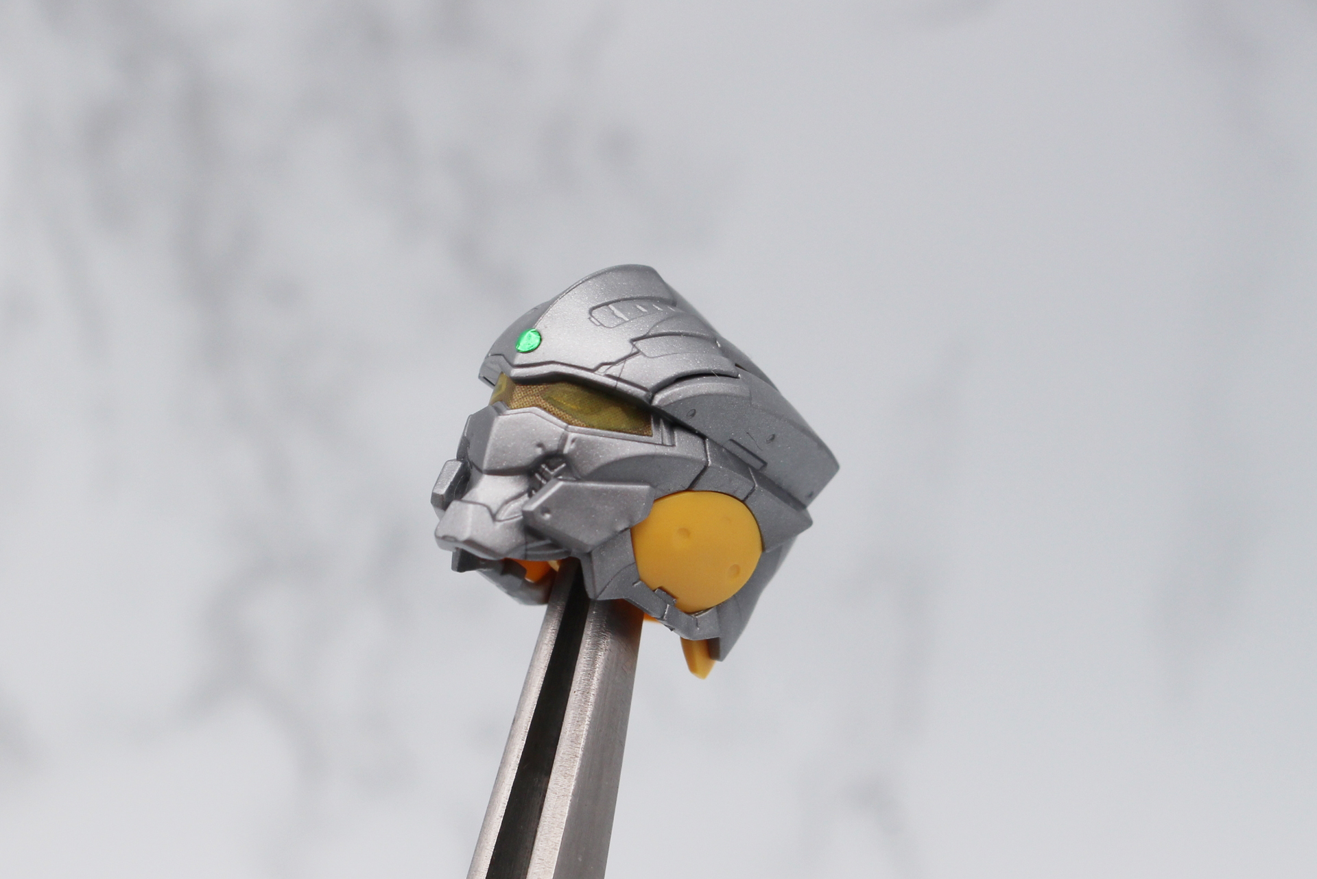 額のランプはホイル処理されたタイプと、LEDユニットで光らせるためのクリアタイプの選択式。作例は前者を貼っている