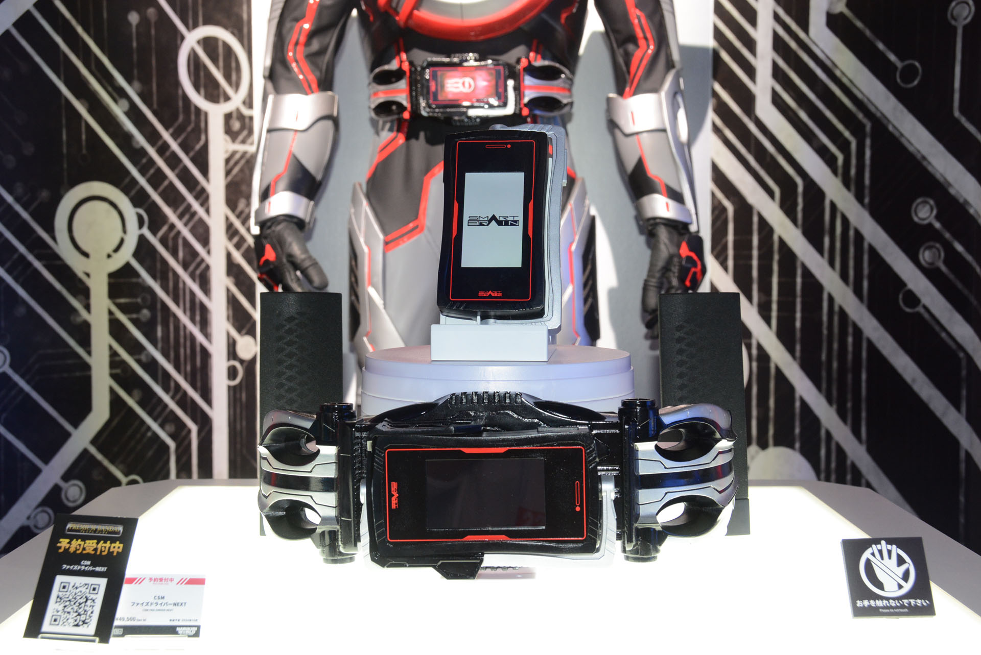 スマートフォン型デバイスを装着することで「仮⾯ライダーネクストファイズ」に変身できる