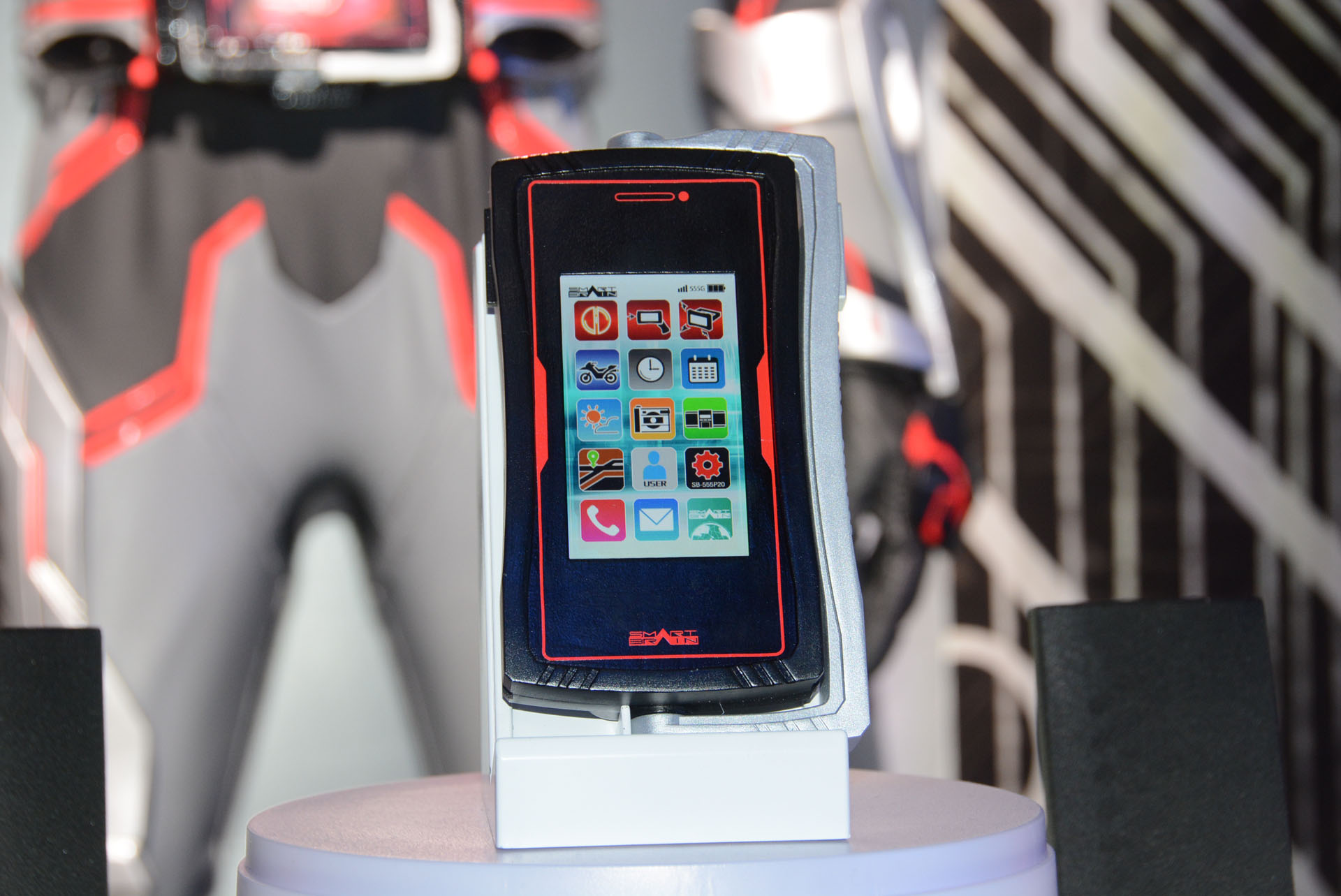 メニュー画面のアップ。スマートフォンらしいアイコンのなかに「仮面ライダー555」ならではのものがある