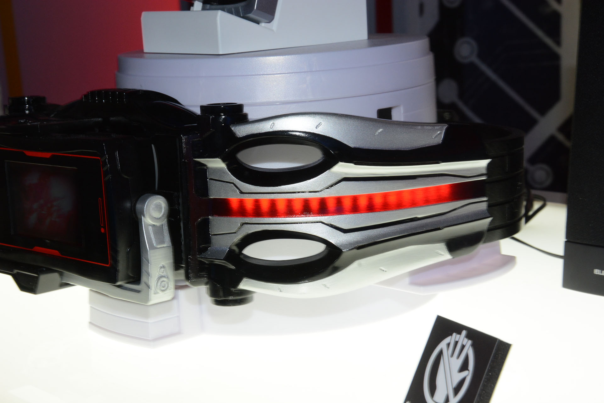 側面がLEDで輝く