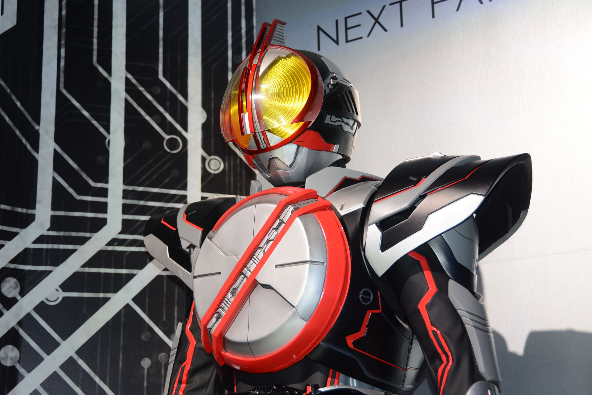 シンプルなデザインのこれまでの仮面ライダーファイズに比べ、情報量が増している