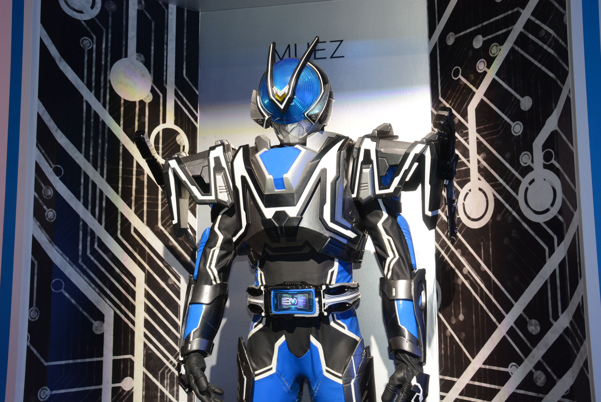 オルフェノクの殲滅を目指す殲滅隊隊長の胡桃玲菜が変身する「仮面ライダーミューズ」