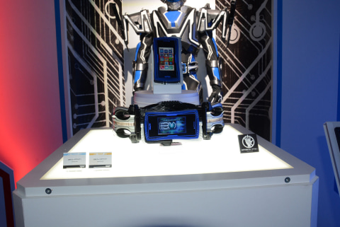 画面デザインやタッチパネルなどスマホらしさを追求した、「仮面