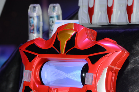 装填ナックルからも音声が鳴りウルトラマンジードの変身プロセスを忠実