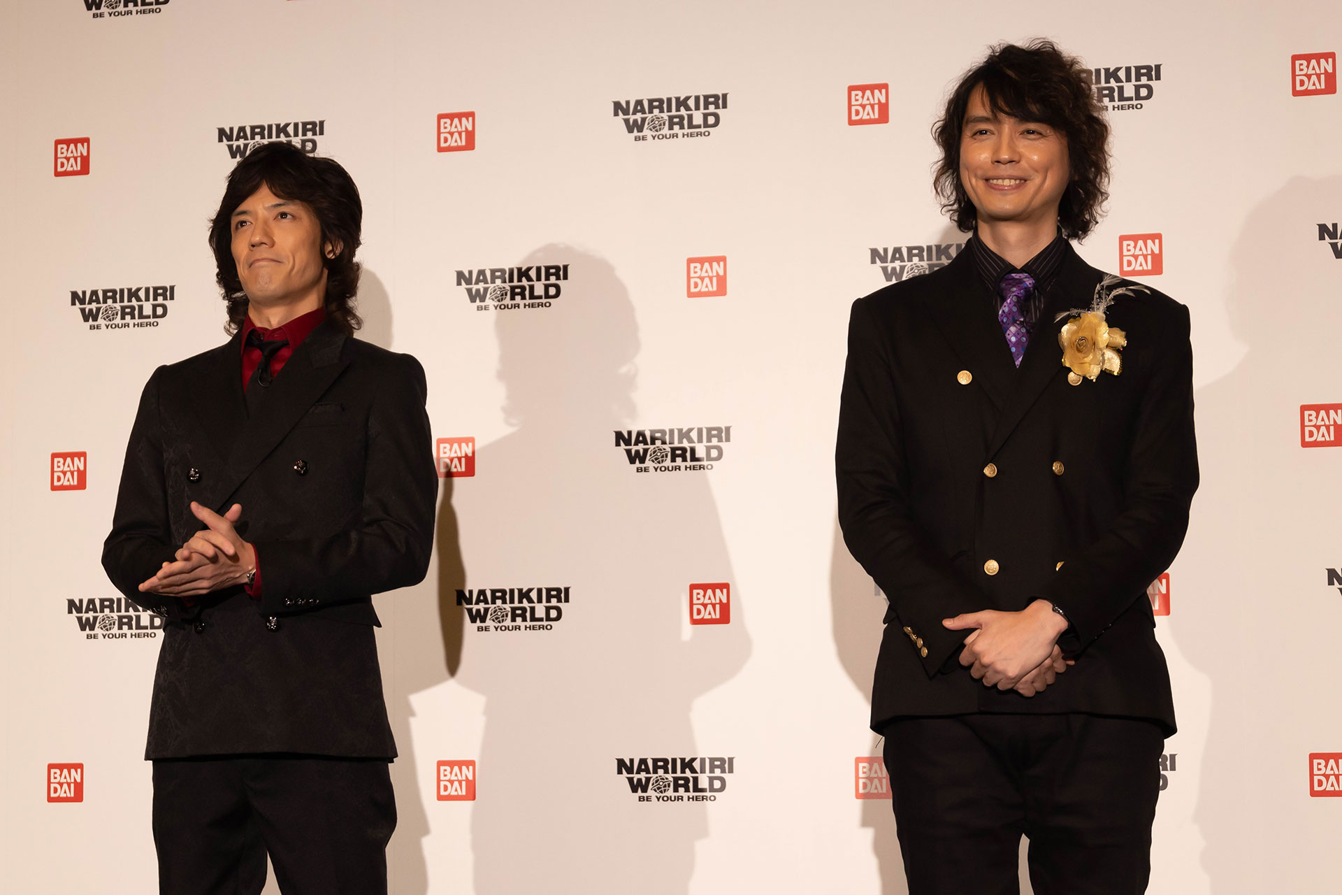 新たに発表された新製品を見て拍手しながら喜ぶ半田さんと村上さん