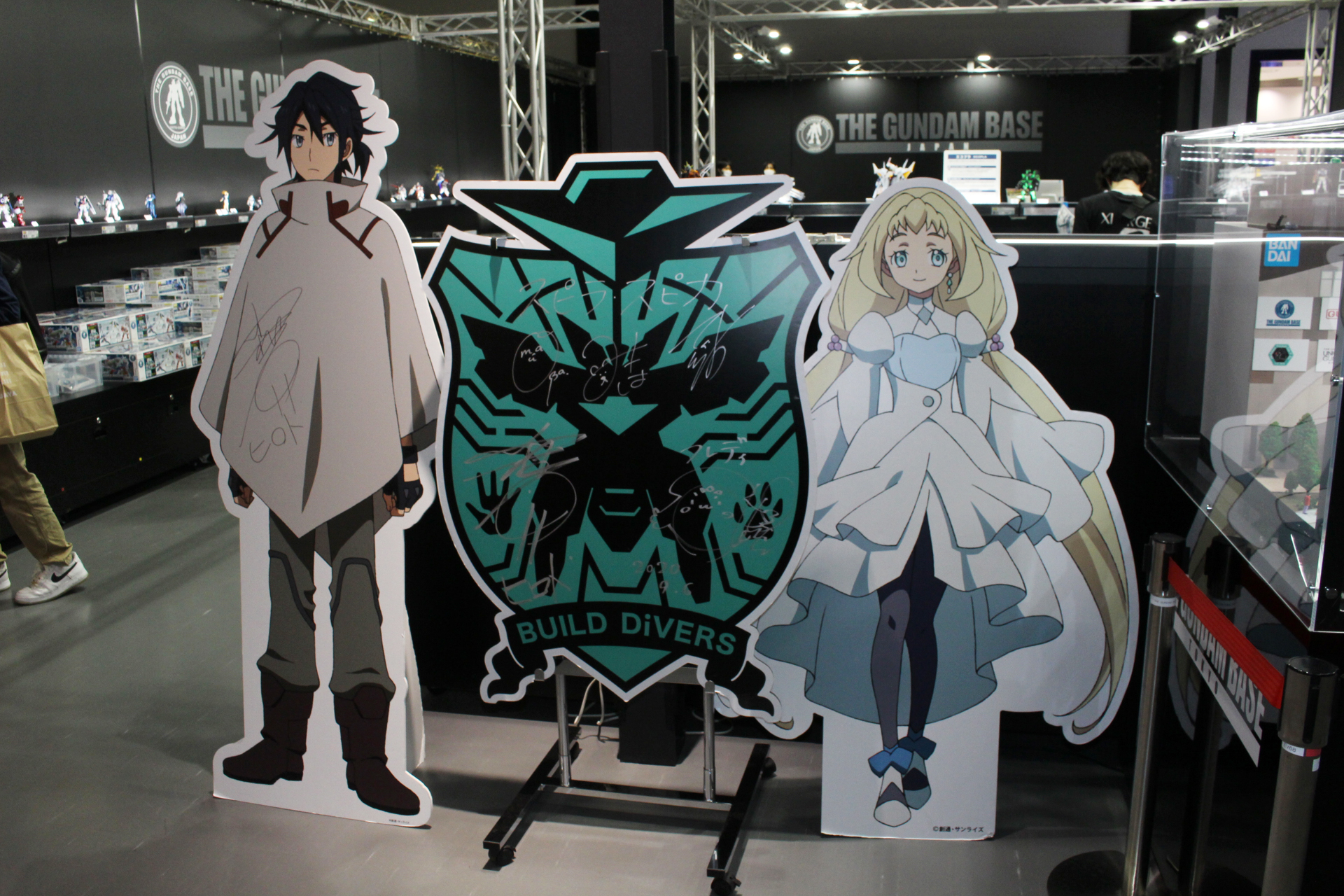 人気登場キャラクターの等身大パネルもある