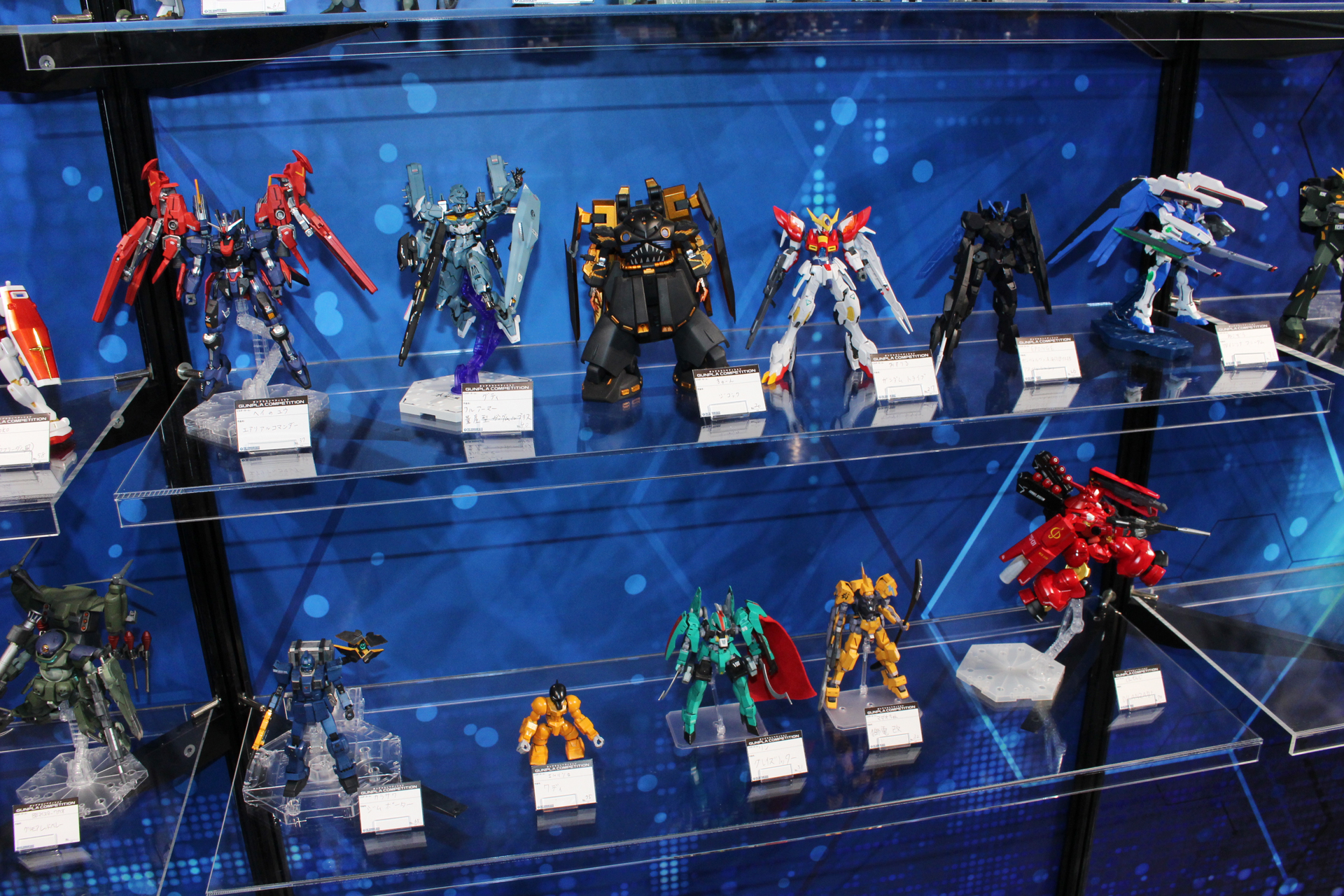 個性あふれる作品が勢揃い。会期中はここに展示され、参加者にはガンダムマーカーが1本プレゼントされる