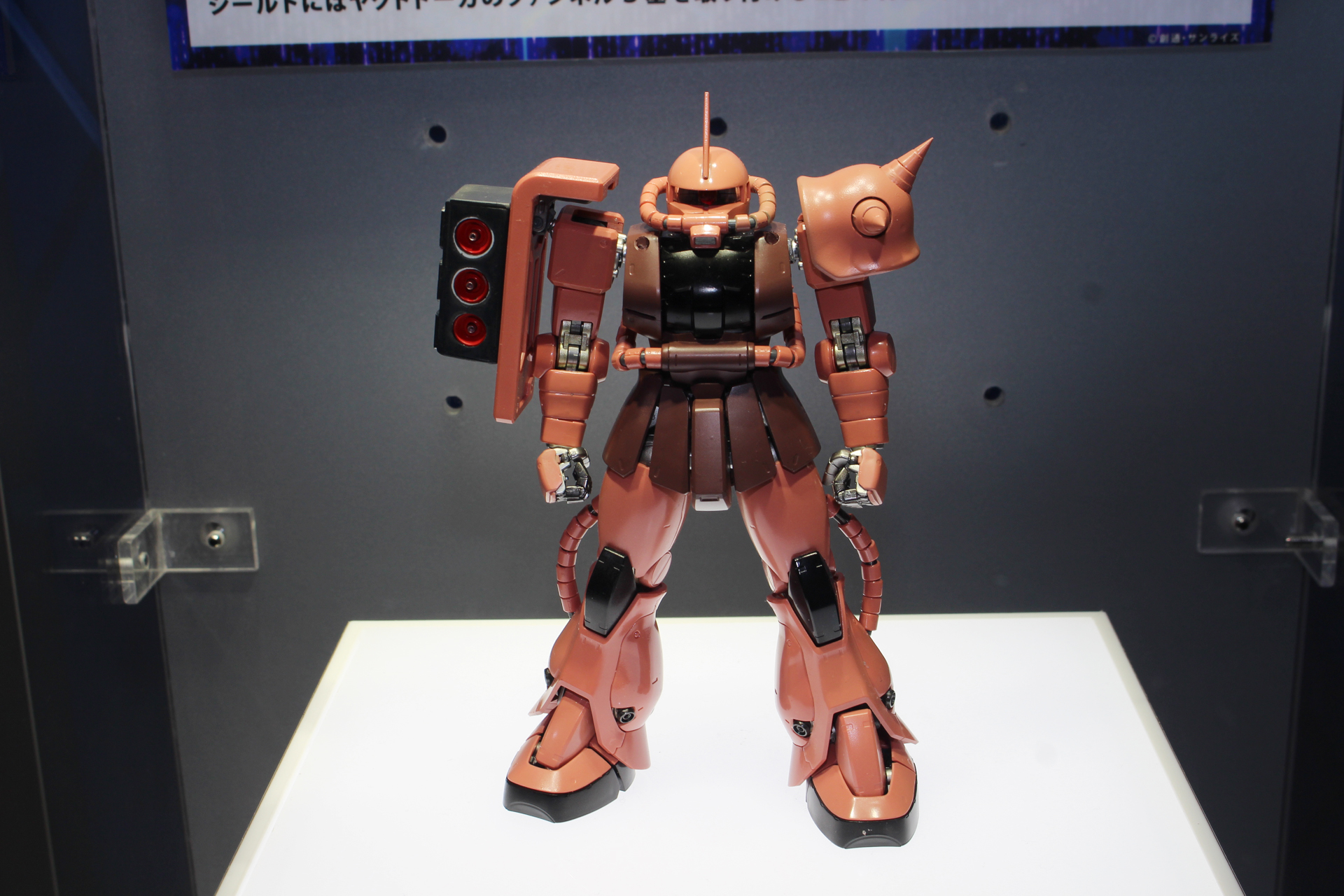 イベント開催記念に製作された川口名人こと川口克己氏の「バリスティックザク」も展示されている