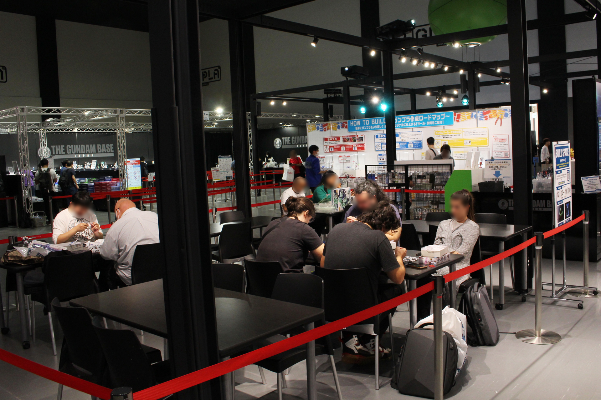 店内でガンプラを購入したTHE GUNDAM BASE MEMBERS本会員が利用できる「ビルドスペース」。簡単なツールは貸してもらえる
