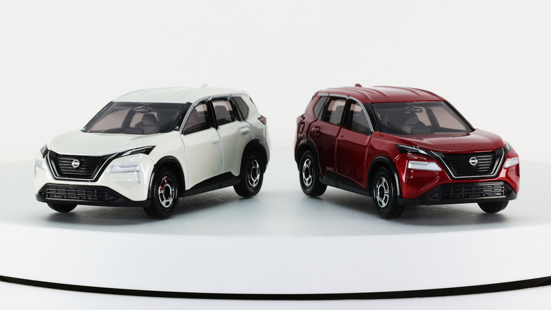 左が初回特別仕様（ホワイト）、右が通常仕様（レッド）