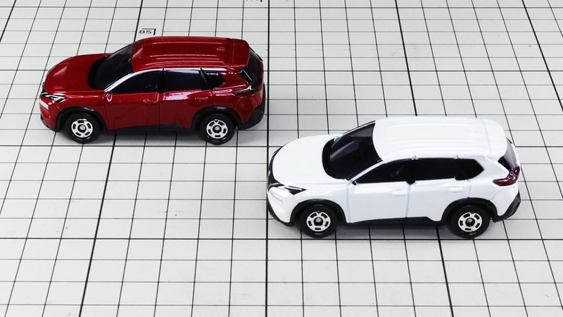 シャーシ：前後にe-4ORECEの機構が見られ、e-POWERのエンジンのためのマフラーエンドもある