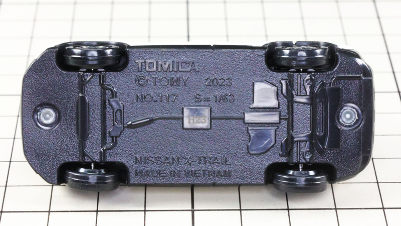 シャーシ：前後にe-4ORECEの機構が見られ、e-POWERのエンジンのためのマフラーエンドもある
